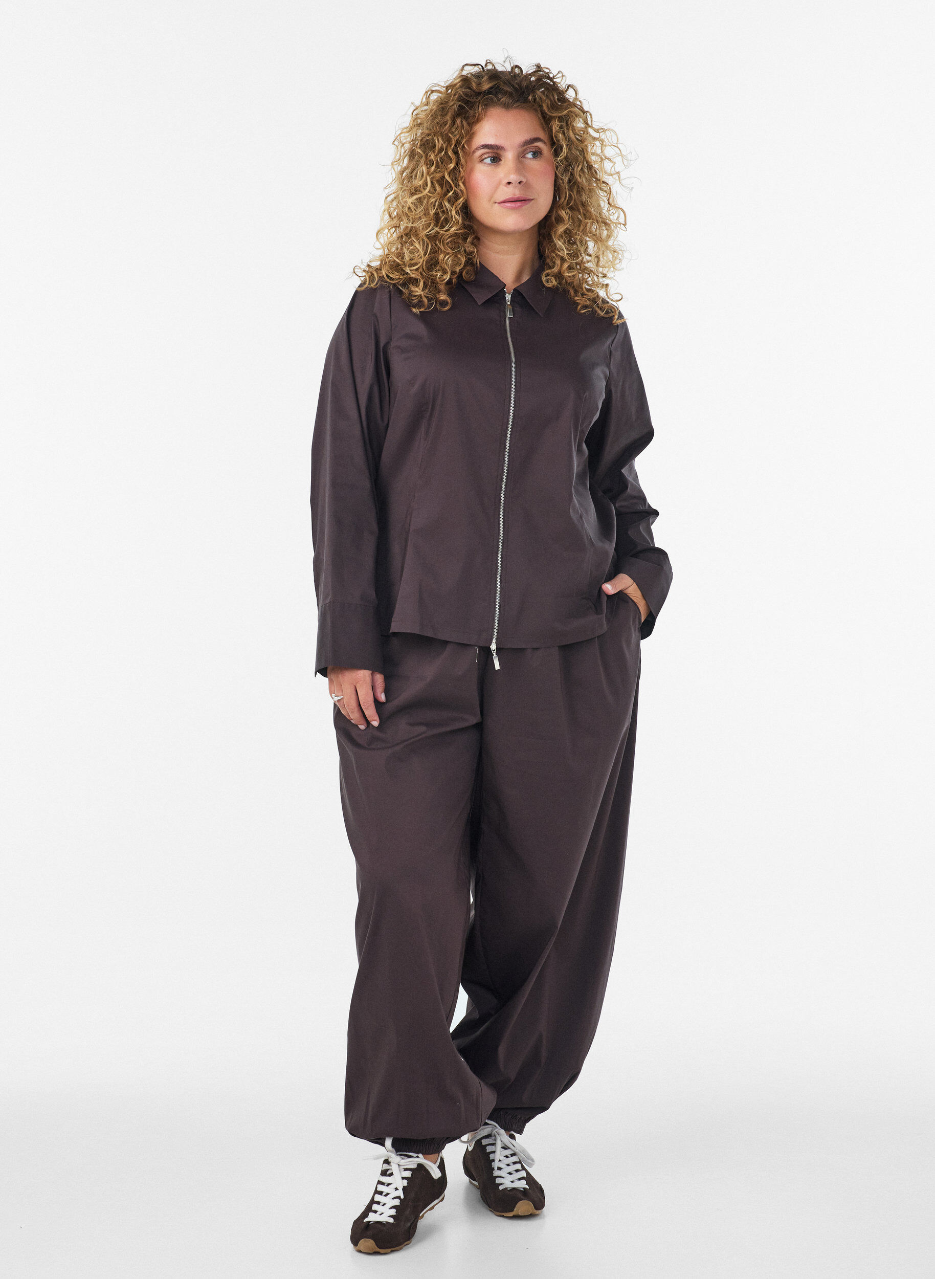 ZizziKurzes Shirt mit Zwei-Wege-Rei&szlig;verschluss, Braun, Model image number 1