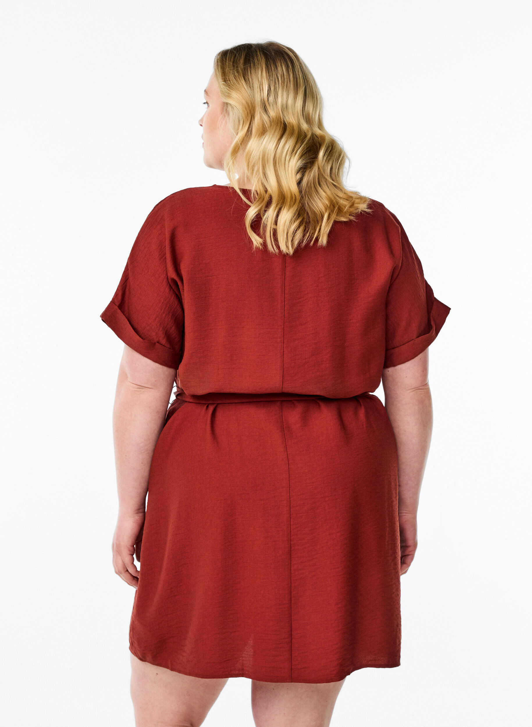 Zizzi Kurzes Kleid mit lockerer Passform und Bindeg&uuml;rtel, Rot, Model image number 2