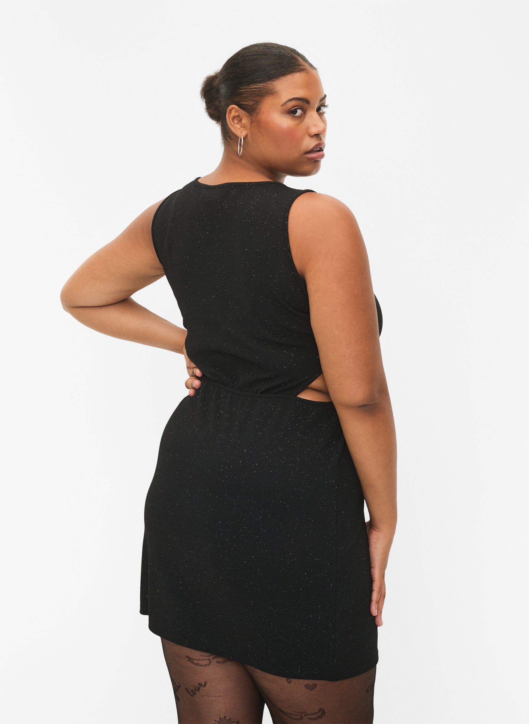 Zizzi &Auml;rmelloses Kleid mit ausgeschnittenem Teil, Black, Model image number 1