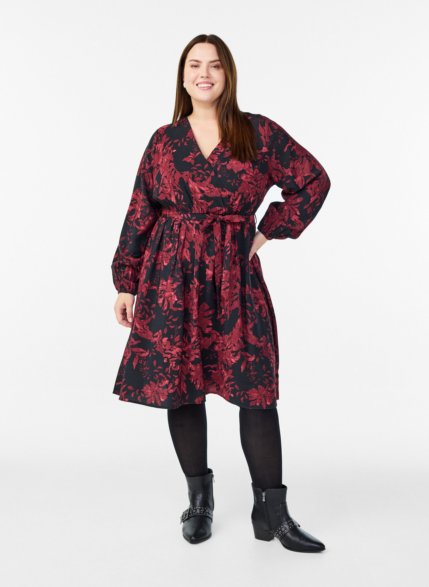 Zizzi Knielanges Kleid mit Bindeg&uuml;rtel und Wickeloptik, Schwarz, Model image number 1