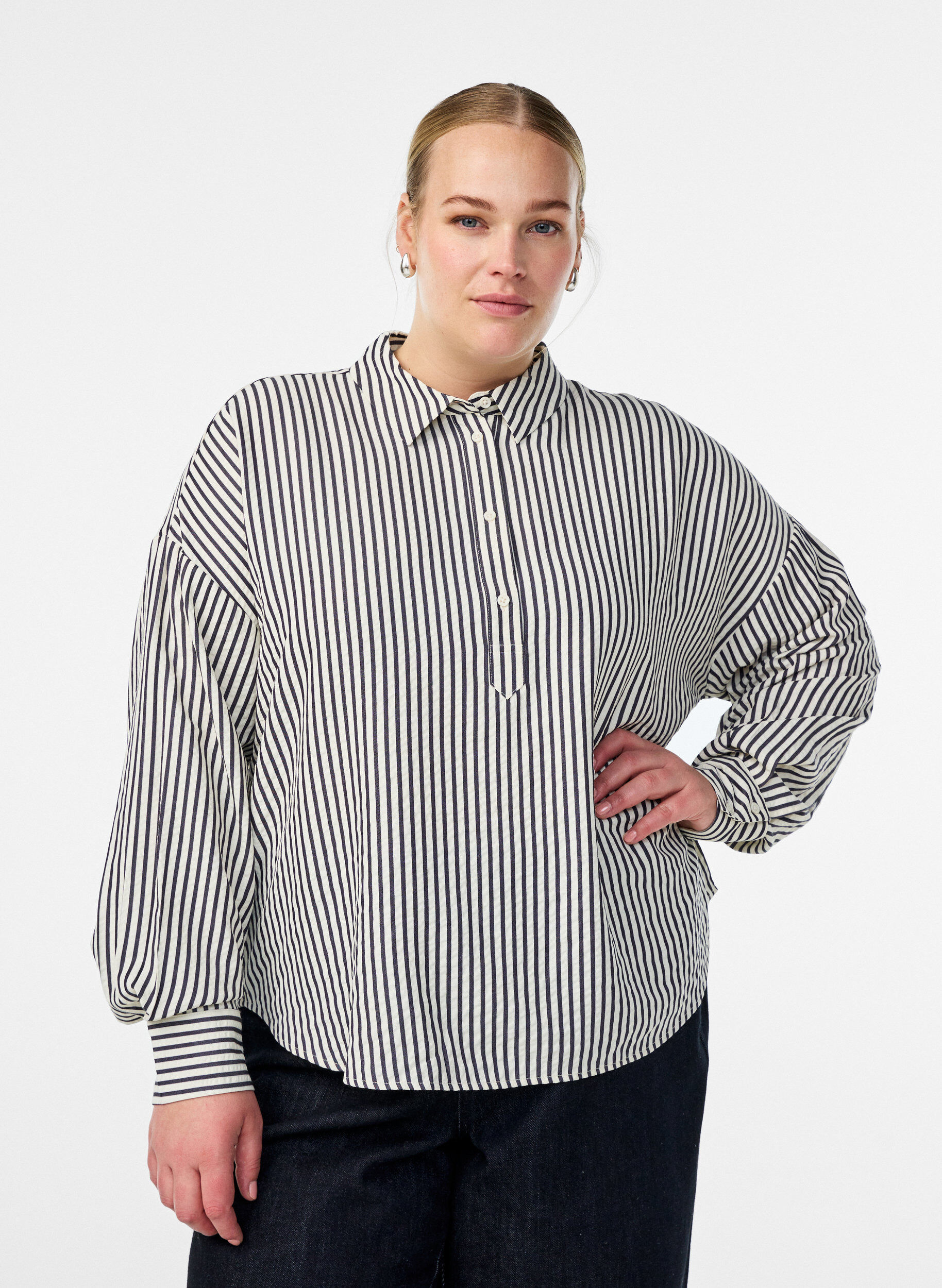 Gestreifte Bluse mit Knopfdetail am R&uuml;cken, Schwarz, Model