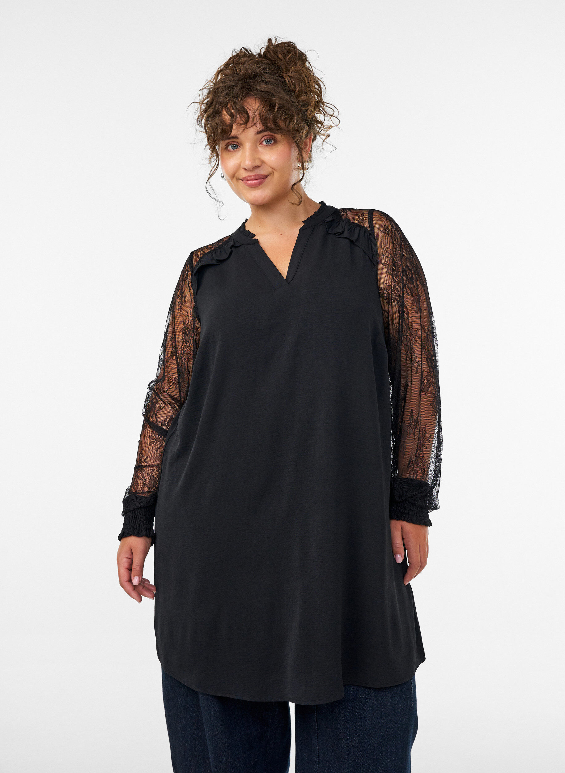 Tunika mit transparenten &Auml;rmeln aus Spitze, Schwarz, Model