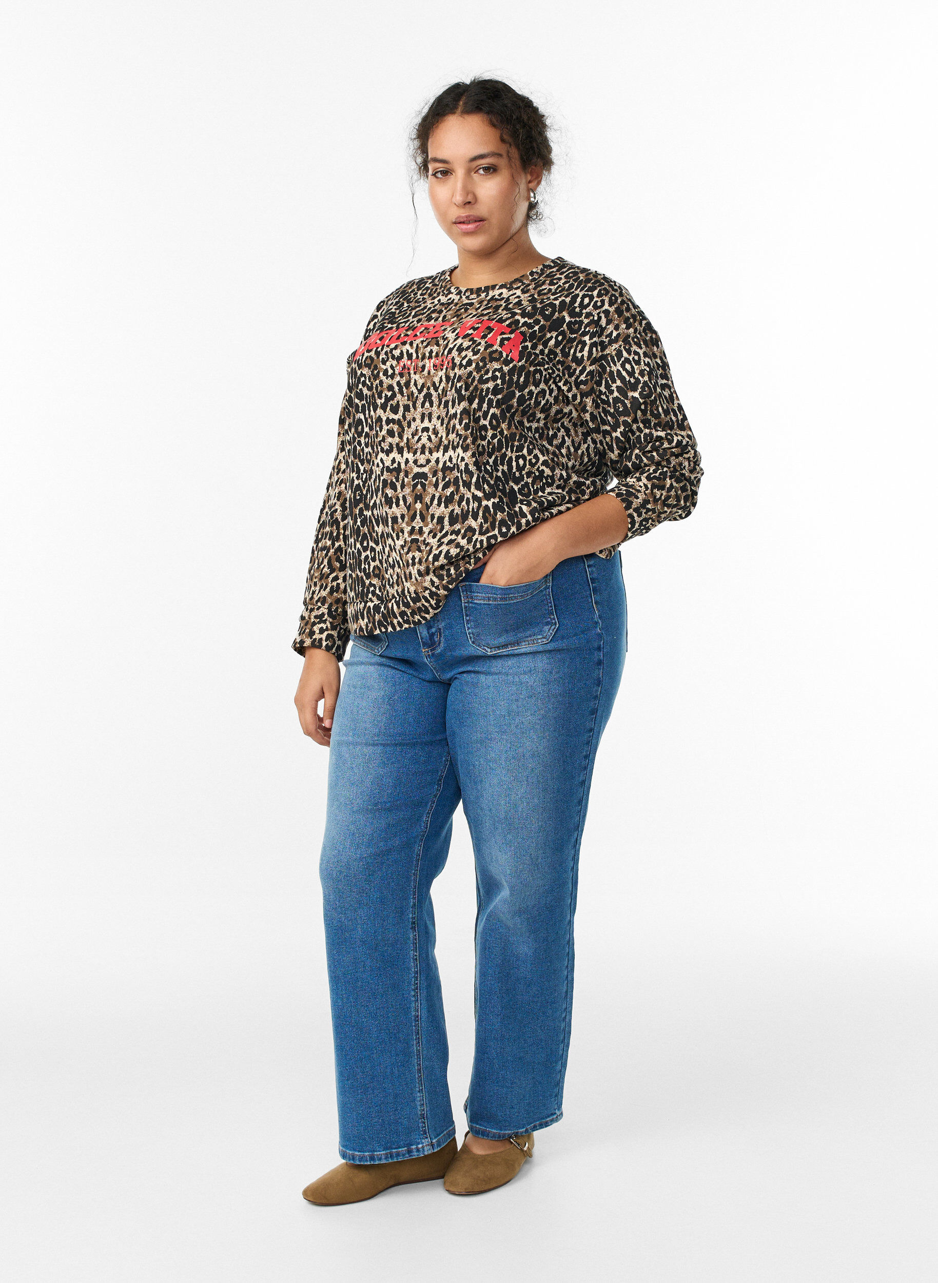 Zizzi Sweatshirt mit Leopardenmuster und Statement-Print, Braun, Model image number 1