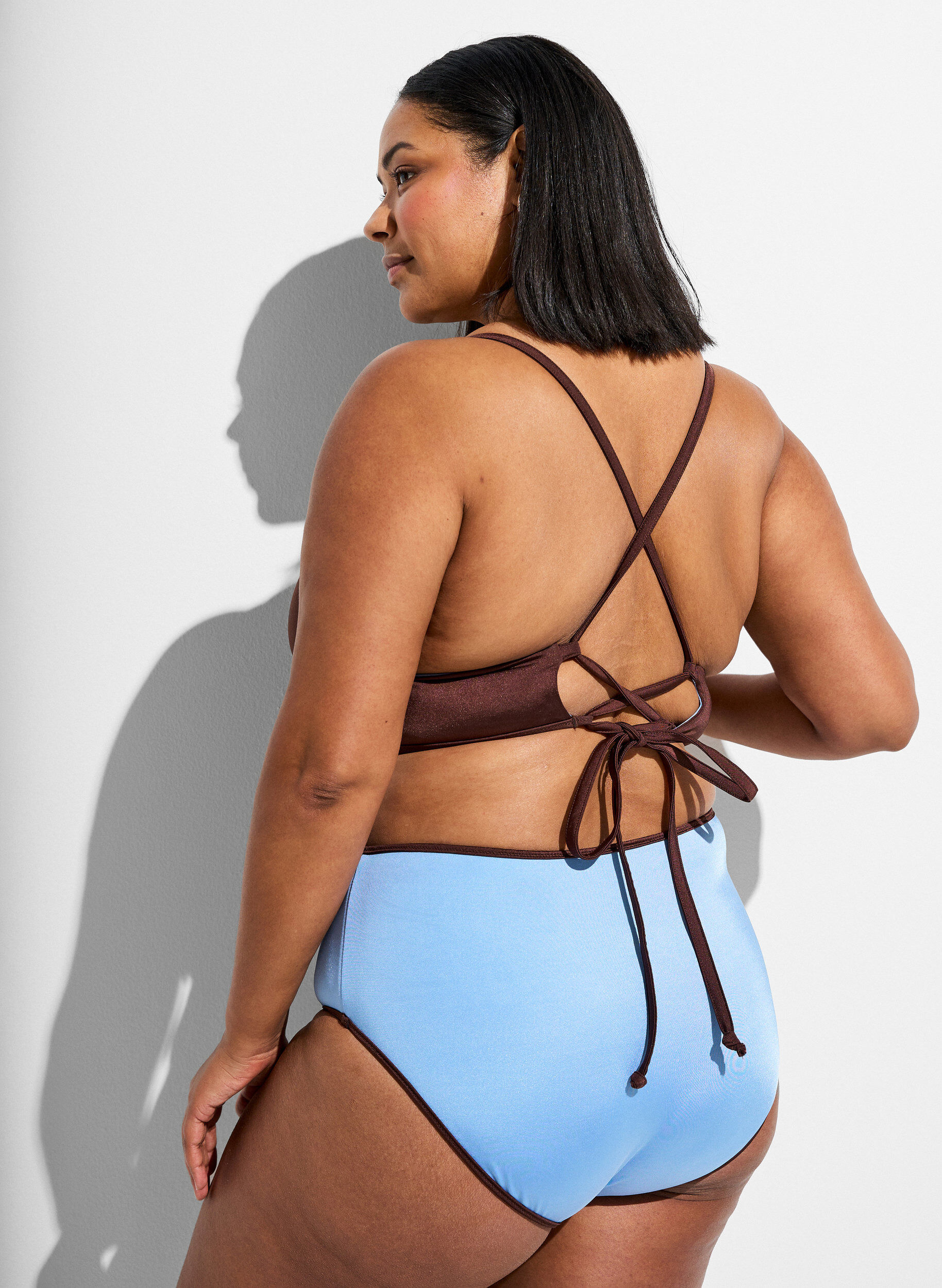 Zizzi Wende-Bikini-Top mit V-Ausschnitt und Kreuztr&auml;gern, Braun, Model image number 2