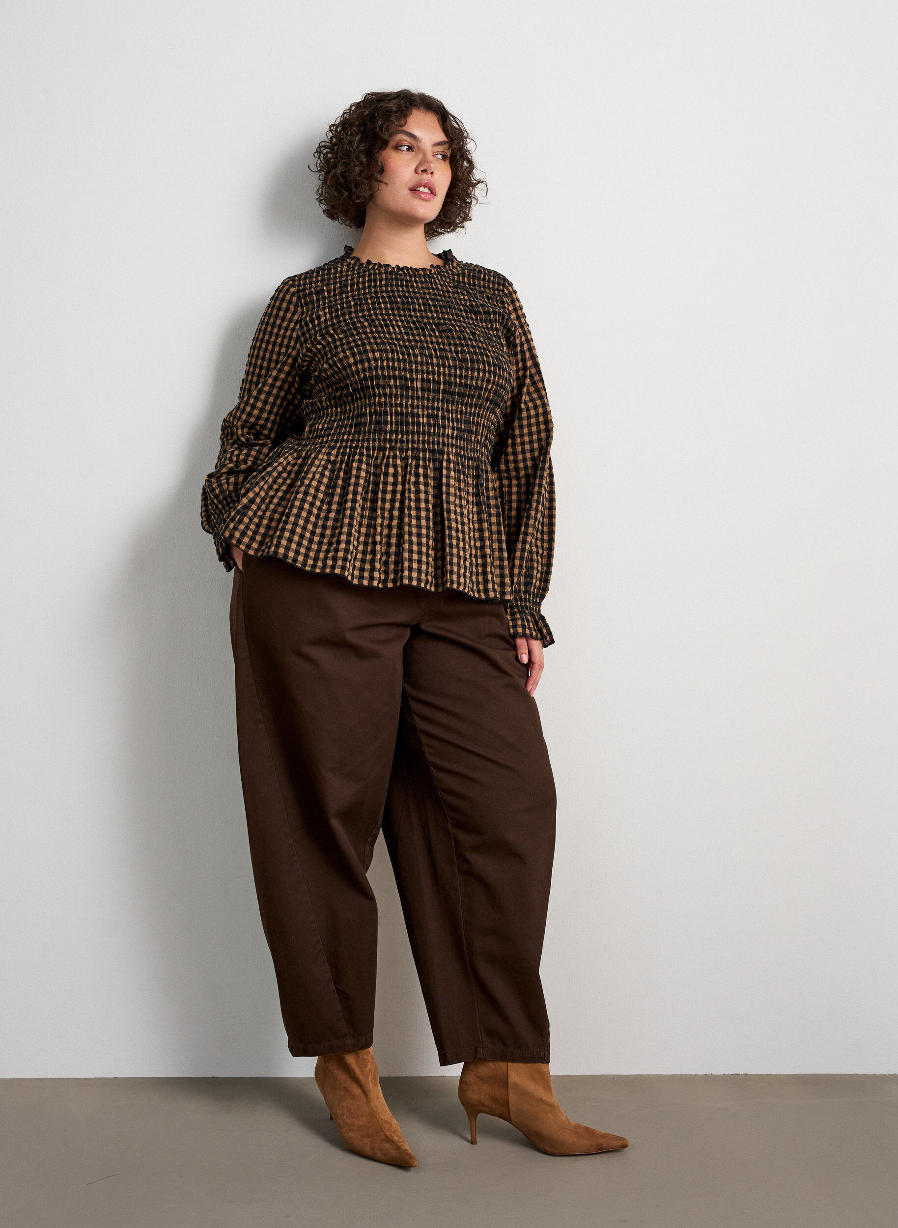 ZizziKarierte Bluse mit Smock und Sch&ouml;&szlig;chen, Braun, Model image number 1