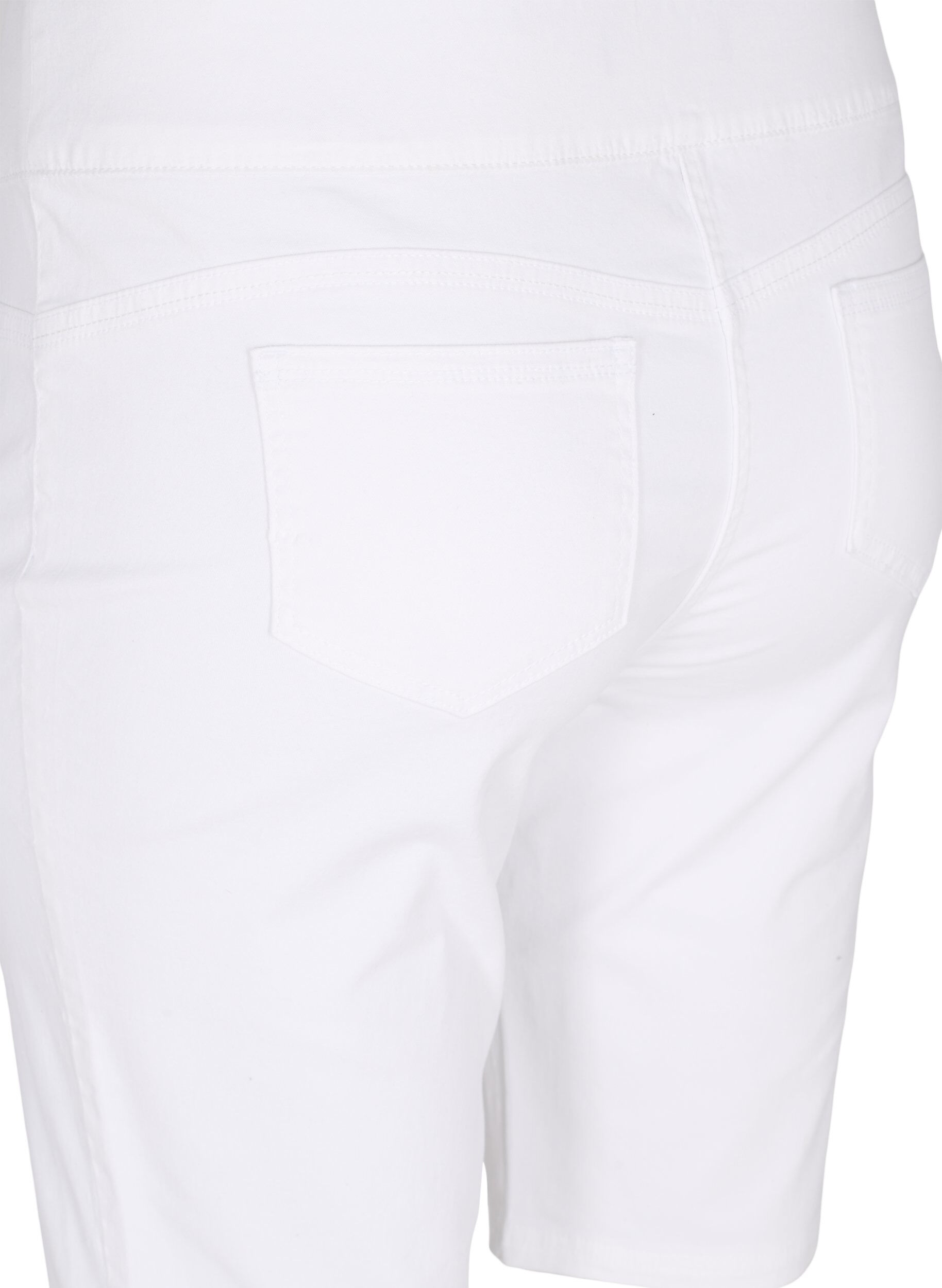 Zizzi Eng anliegende Shorts mit Ges&auml;&szlig;taschen, White, Packshot image number 3