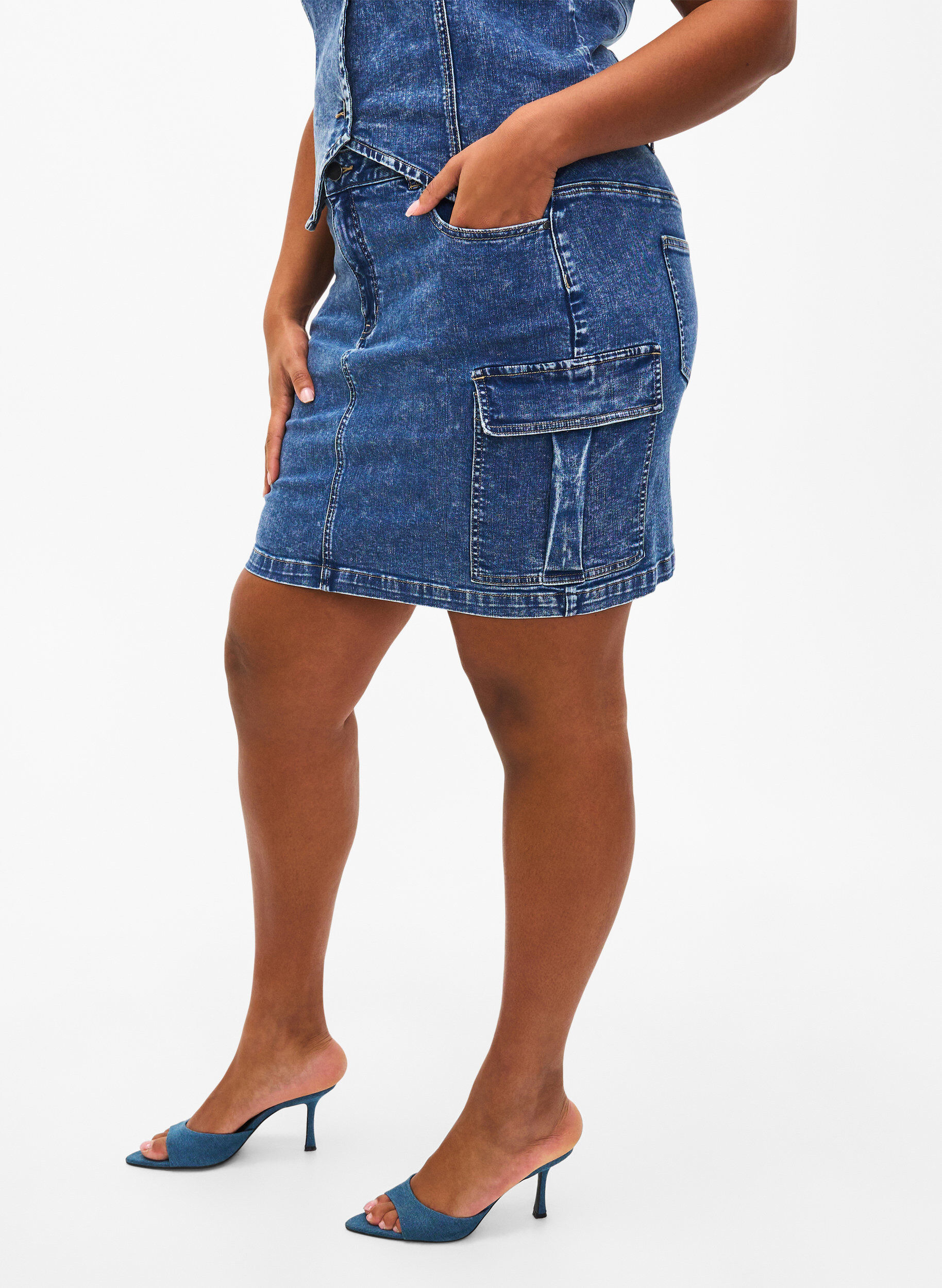 Zizzi Eng anliegender Jeansrock mit Cargotasche, Blue Denim, Model image number 2