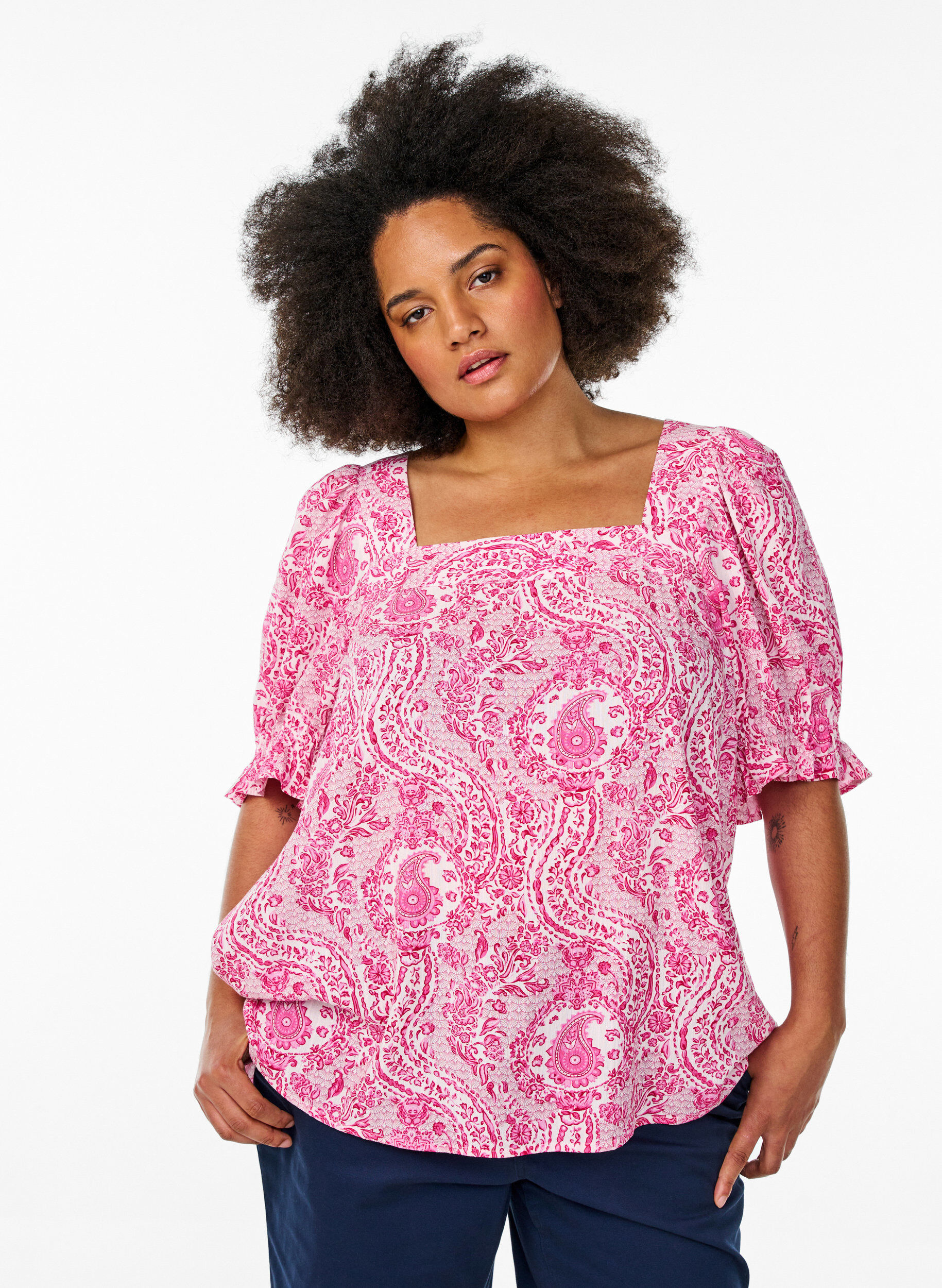 Viskose-Bluse mit Paisley-Print und eckigem Ausschnitt, Pink, Model