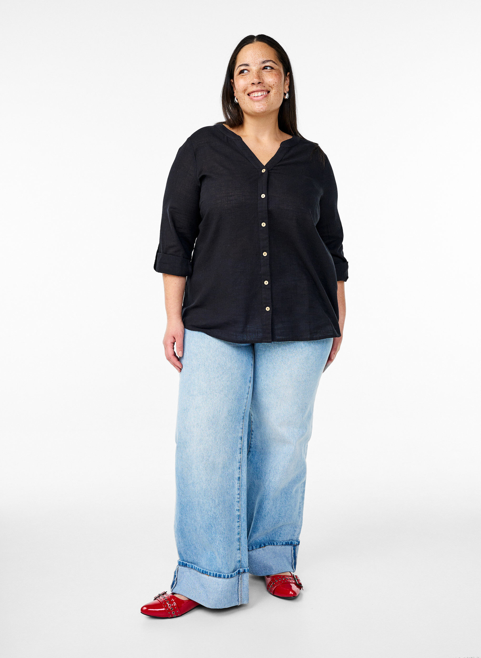 Zizzi Baumwollbluse mit V-Ausschnitt, Schwarz, Model image number 1