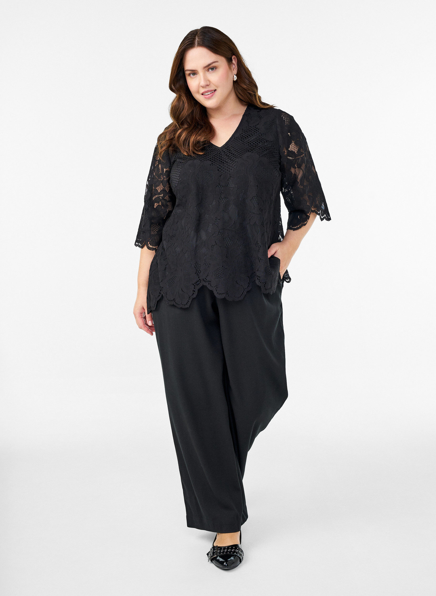 Zizzi Bluse aus Spitze mit V-Ausschnitt und 1/2-&Auml;rmeln, Schwarz, Model image number 1