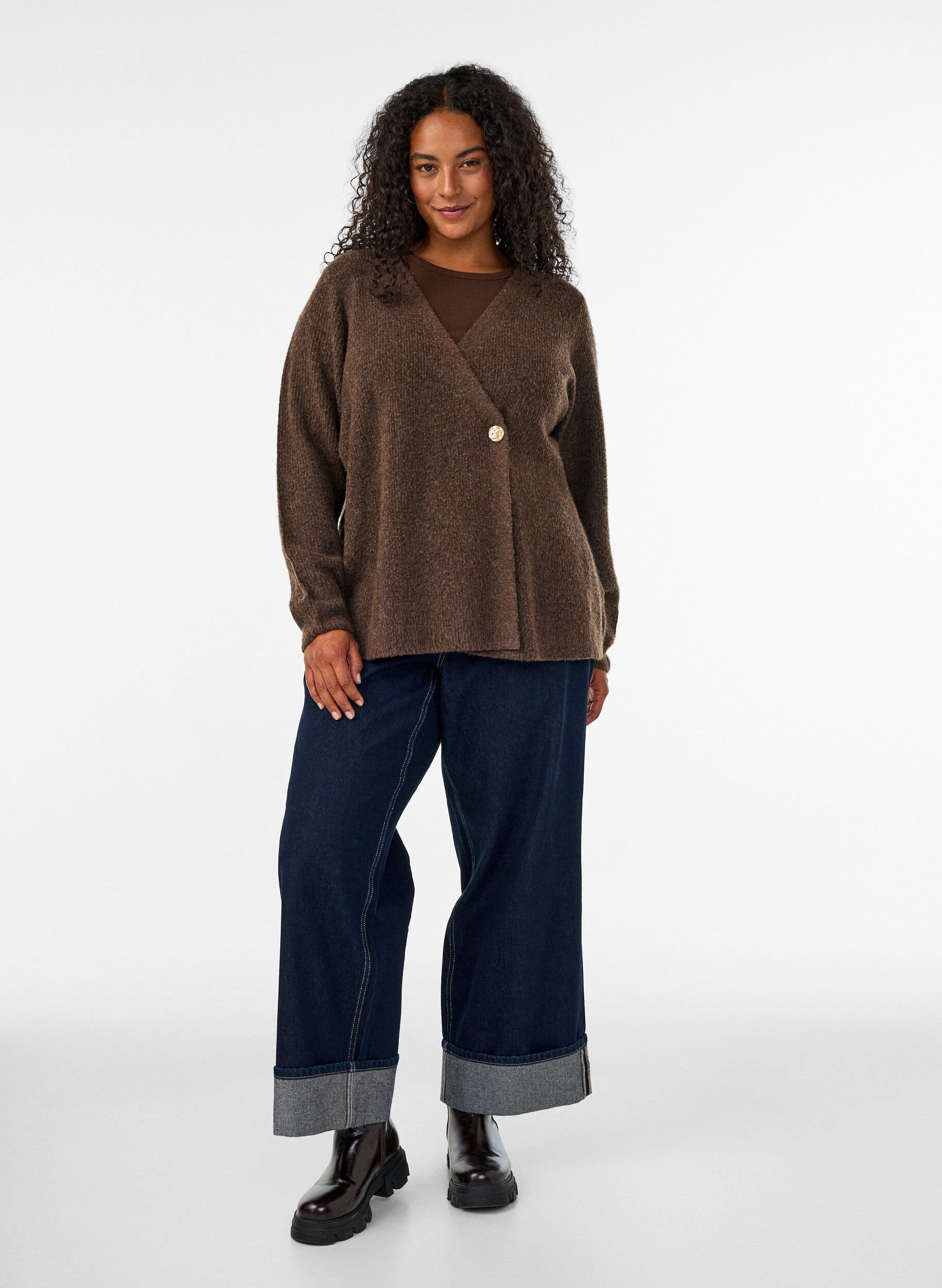 ZizziStrickjacke mit asymmetrischem Verschluss, Braun, Model image number 1
