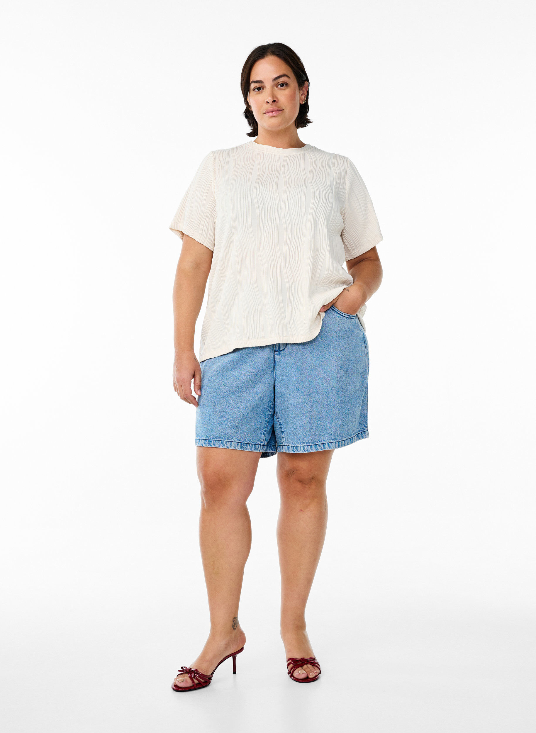 Zizzi Bluse mit kurzen &Auml;rmeln und einer welligen Struktur, Beige, Model image number 1