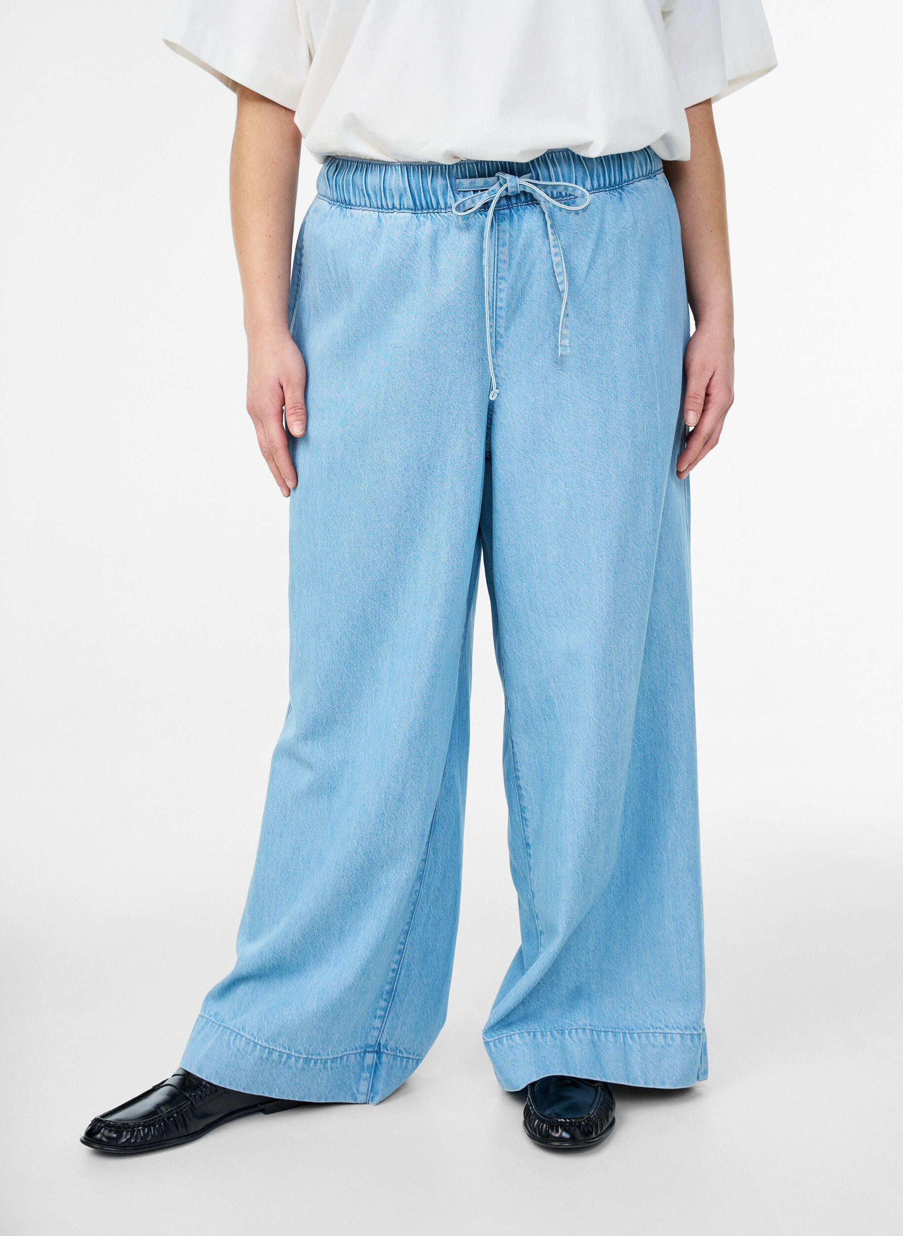Zizzi Joggers aus Denim mit weitem Bein und hoher Taille, Blau, Model image number 2