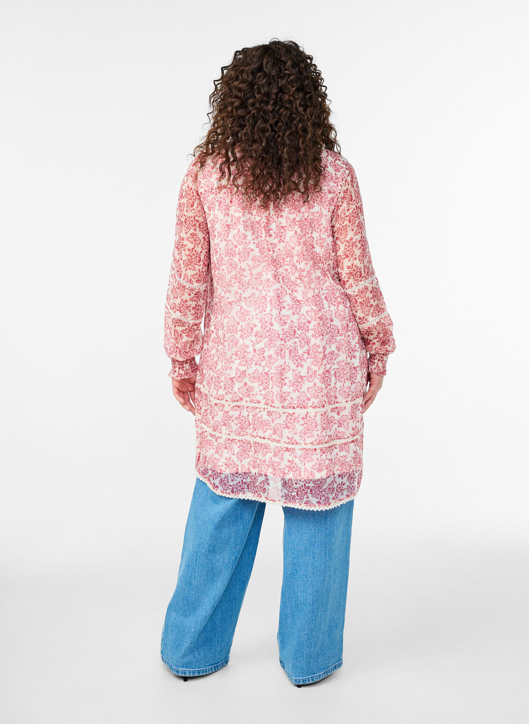 Zizzi Kurzes Chiffonkleid mit H&auml;kel&shy;details, Rot, Model image number 1