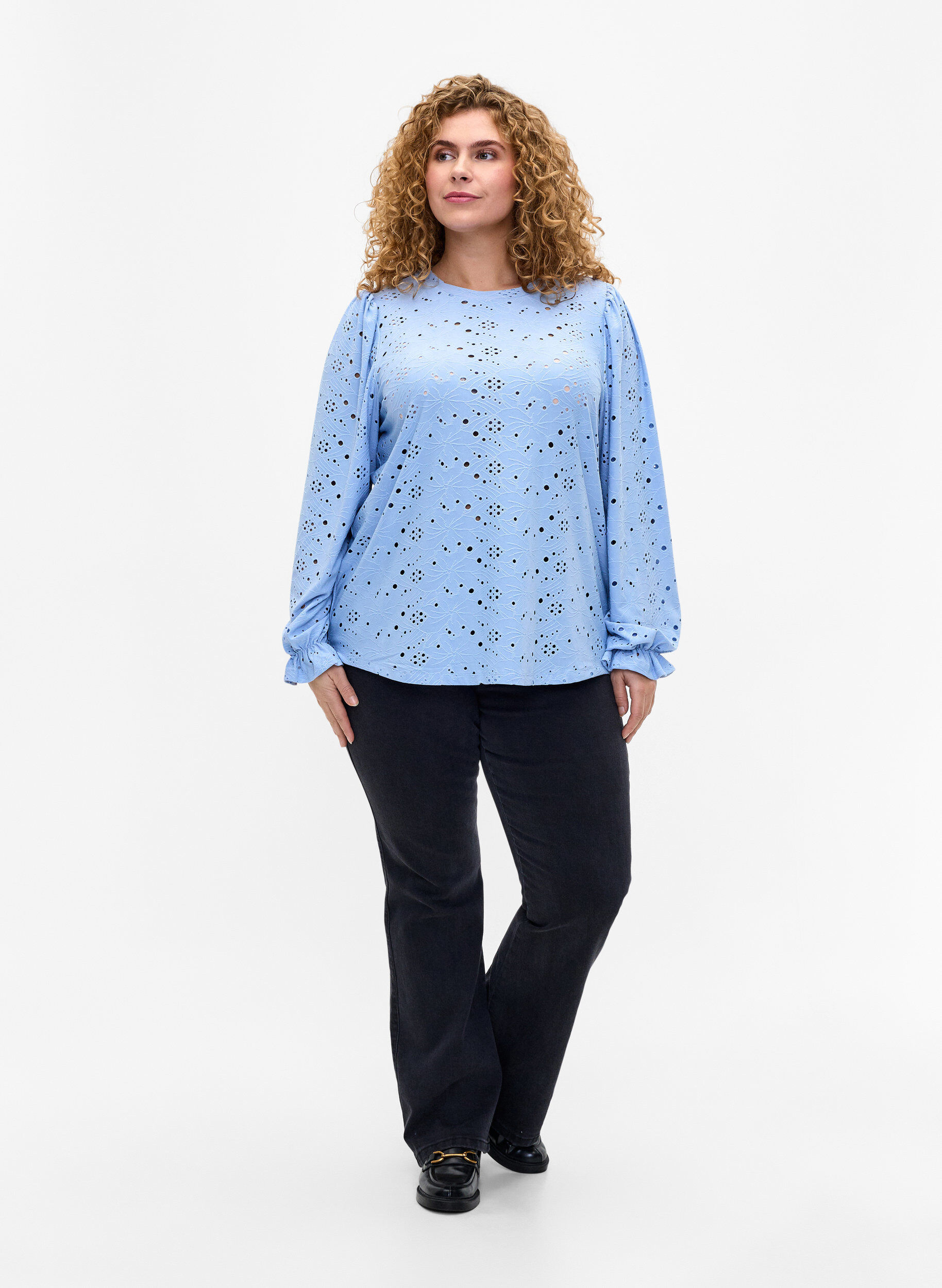 Zizzi  Lang&auml;rmlige Bluse mit Lochmuster, Serenity, Model image number 2