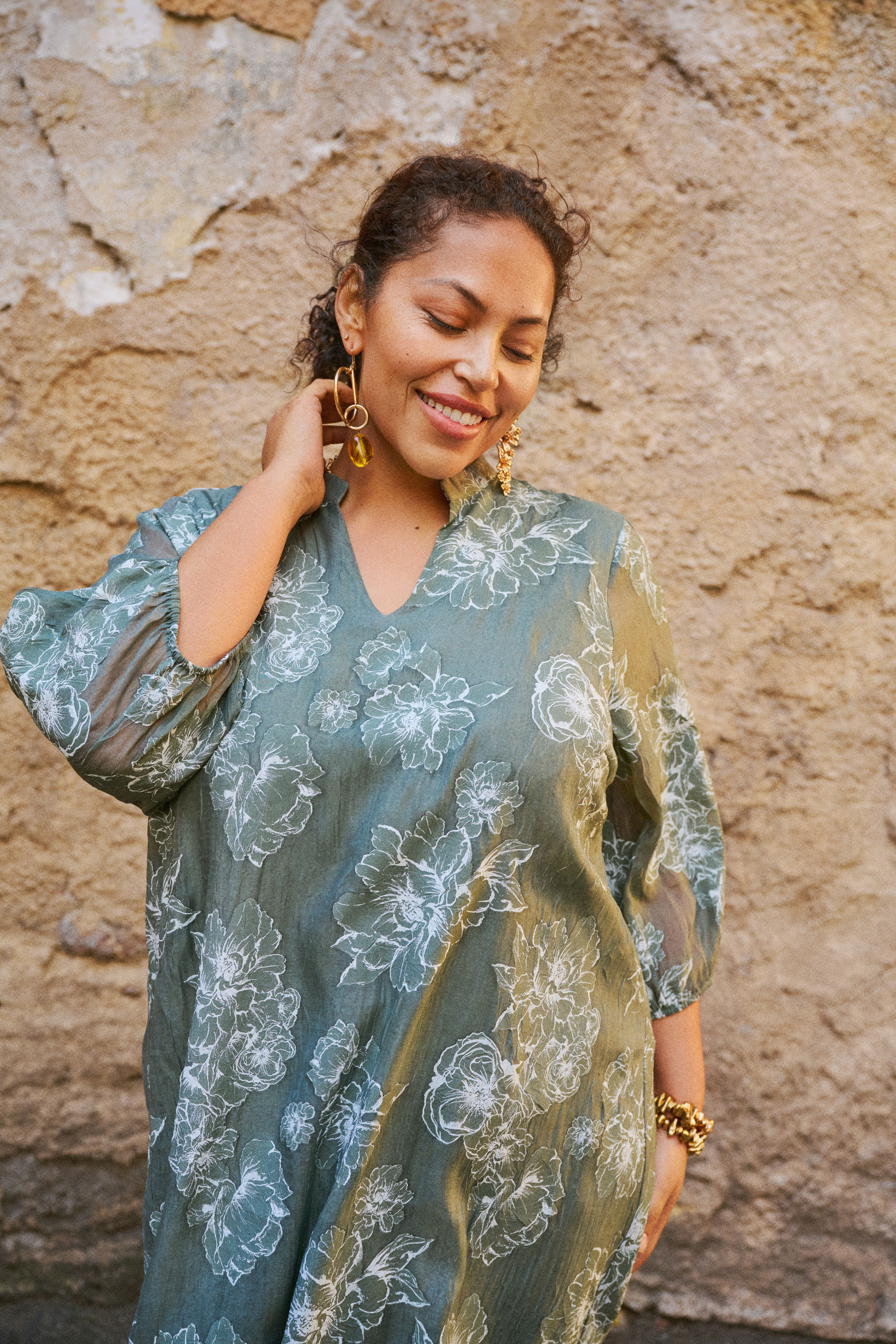 Zizzi Gr&uuml;nes Midikleid mit gebl&uuml;mten Mustern, , Model