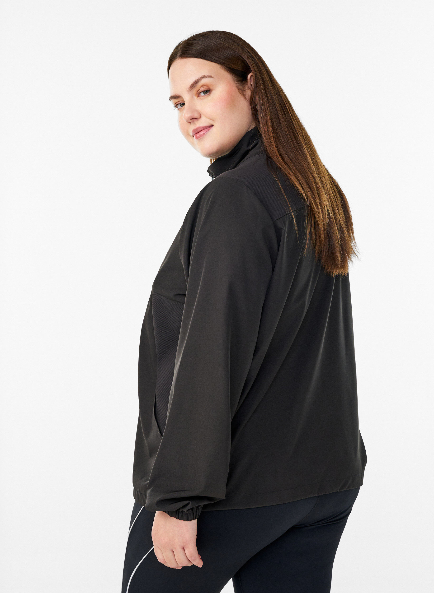 Zizzi Sportliche Leichtjacke mit hohem Kragen und Taschen, Schwarz, Model image number 2