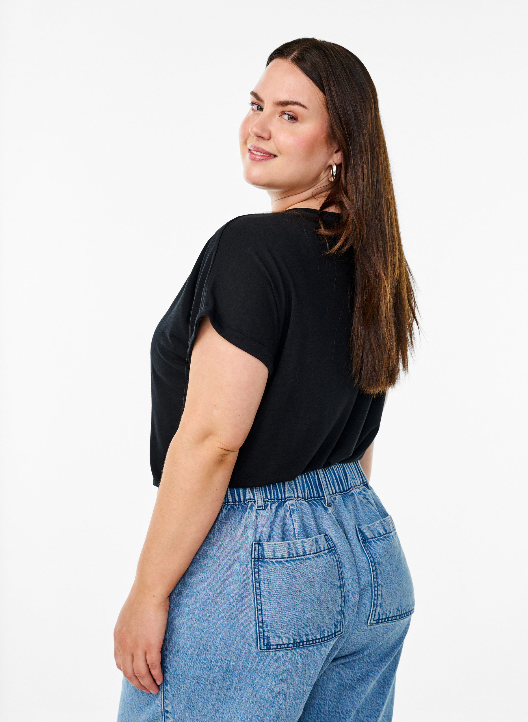 Zizzi Lockeres T-Shirt mit Rundhalsausschnitt, Schwarz, Model image number 2