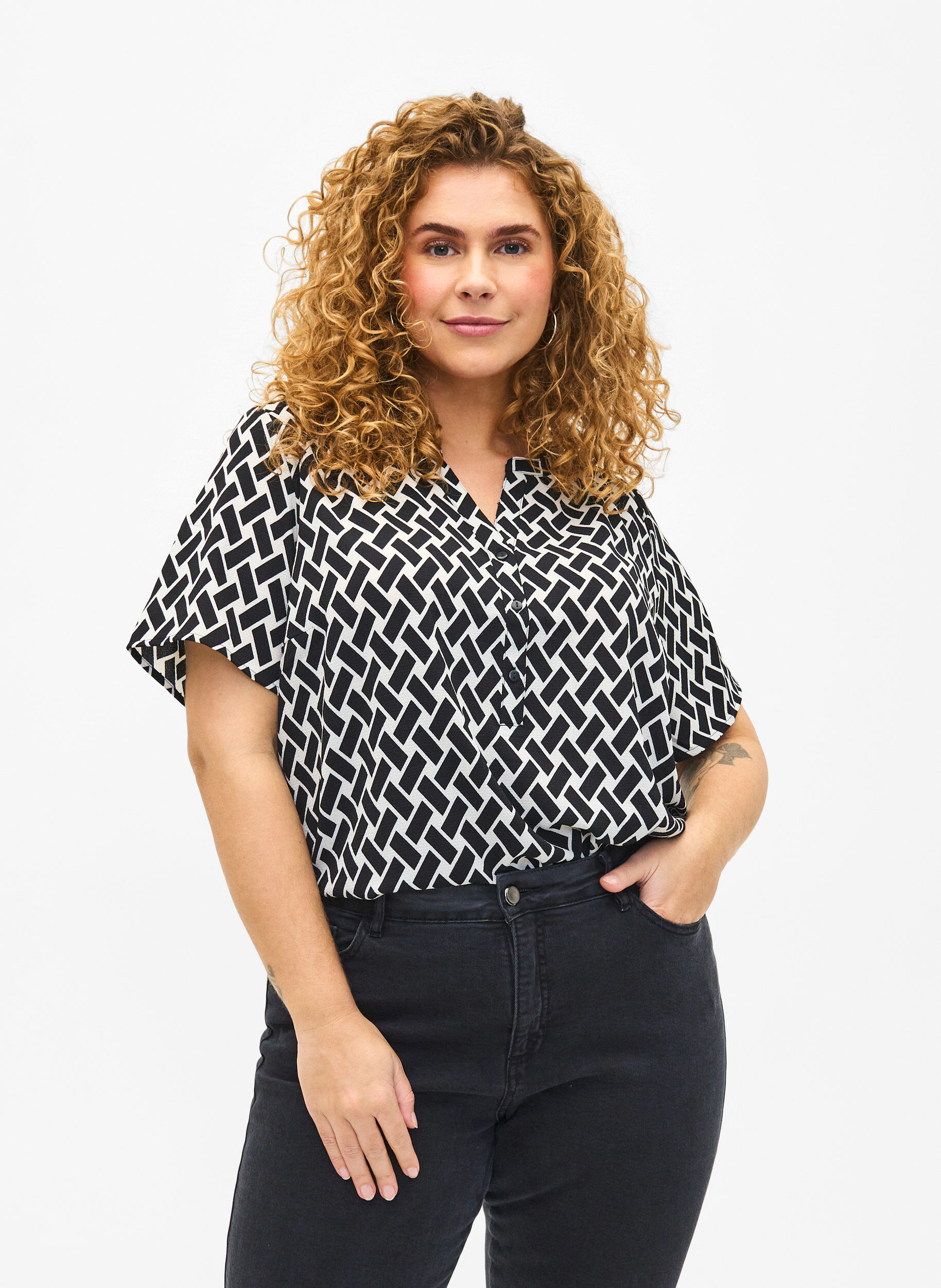 Zizzi Bluse mit kurzen &Auml;rmeln und V-Ausschnitt , Schwarz, Model image number 0