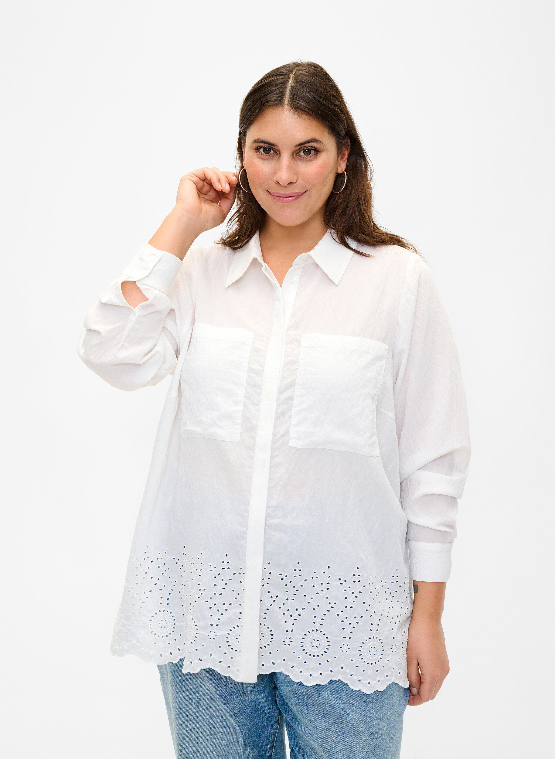 Zizzi Viskoseshirt mit Lochstickerei, Bright White, Model image number 0
