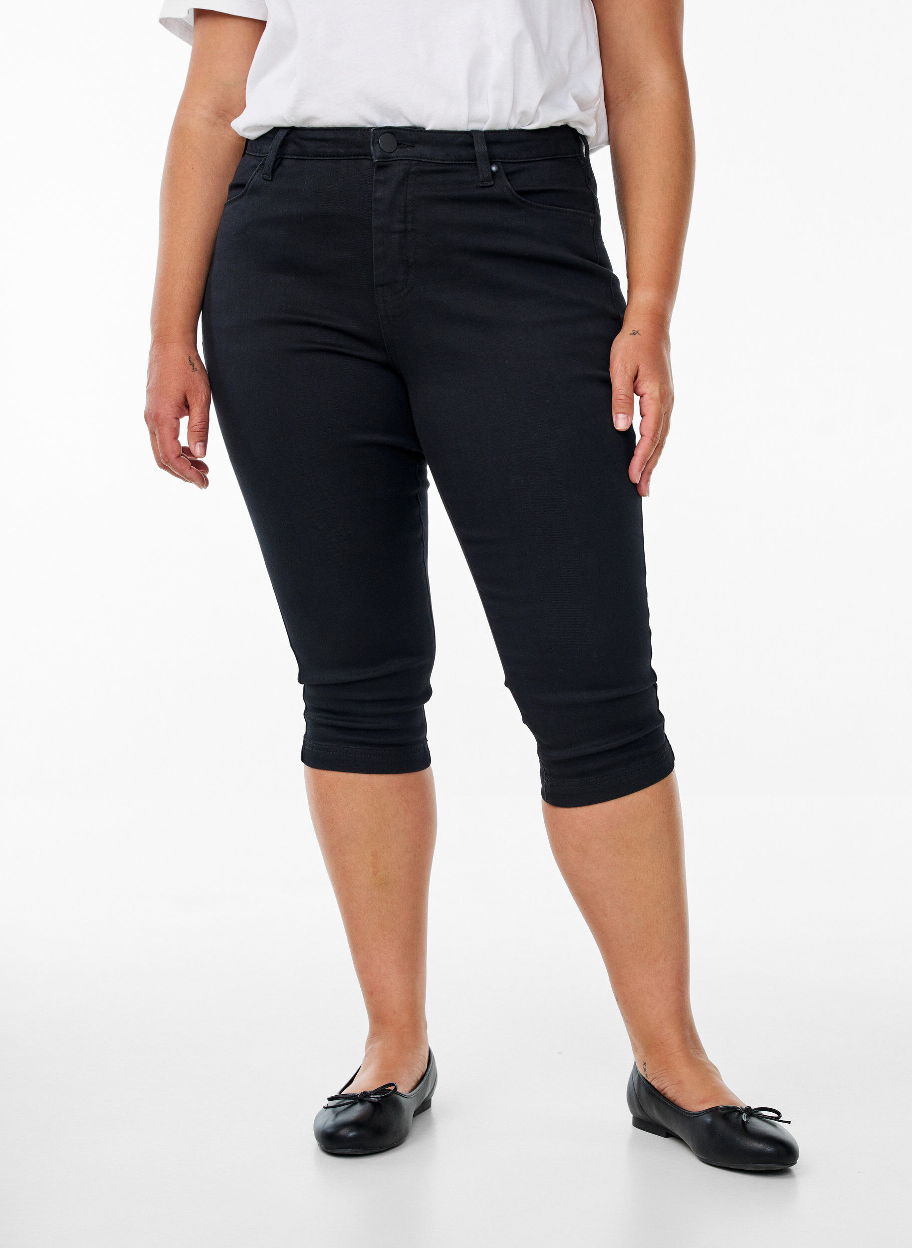ZizziHoch taillierte Amy Capri Jeans mit Super Slim Fit, Schwarz, Model image number 2