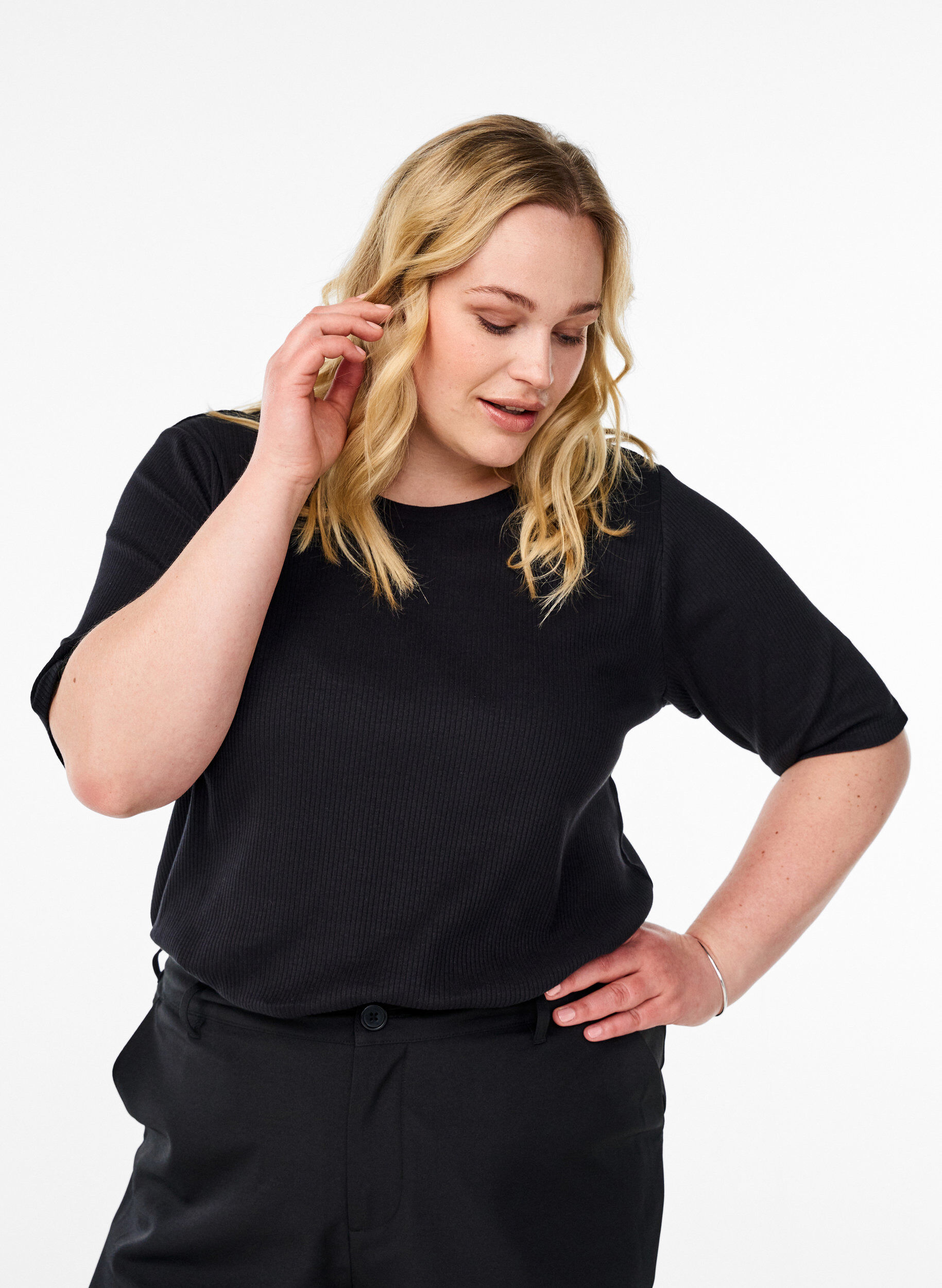 Bluse aus geripptem Jersey mit kurzen &Auml;rmeln, Schwarz, Model