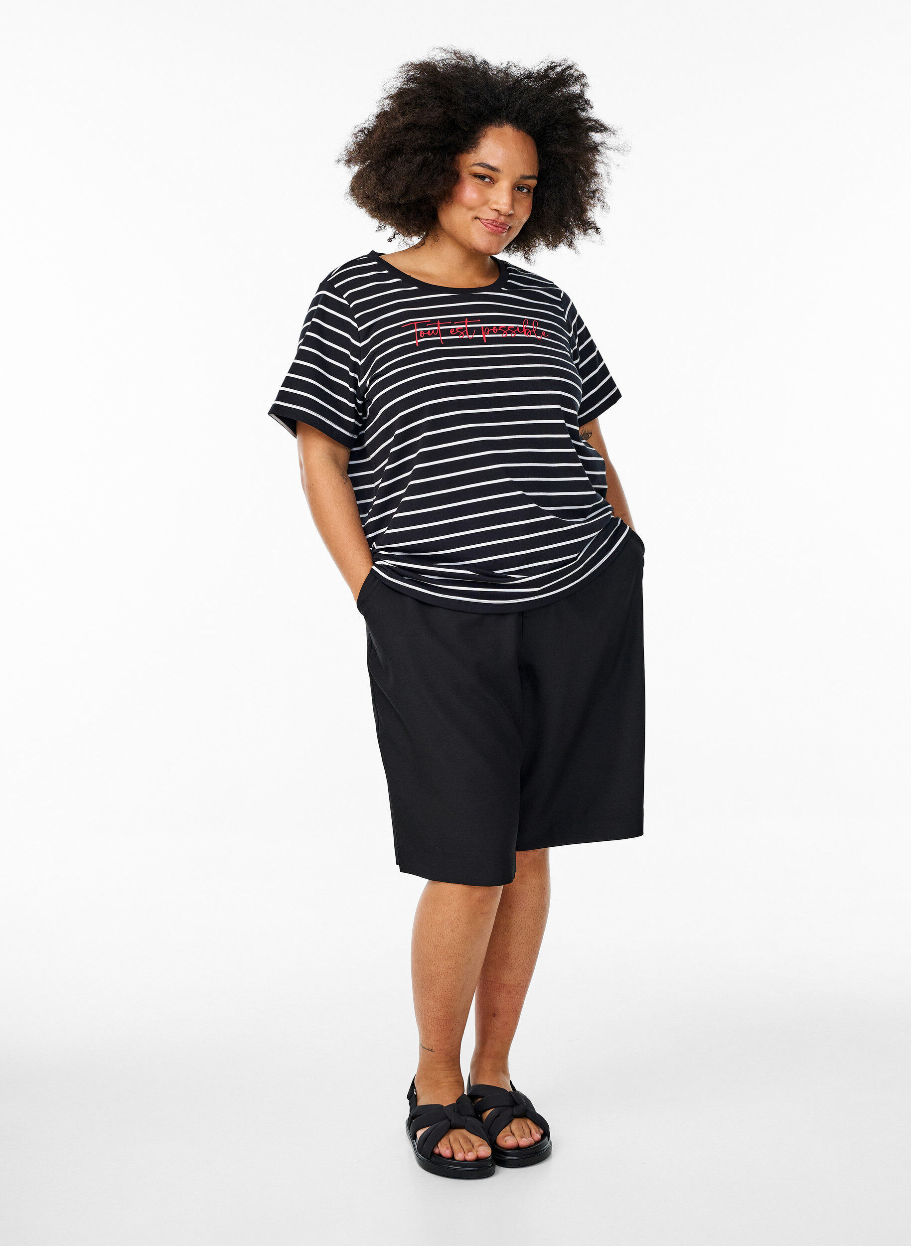 Zizzi Gestreiftes T-Shirt mit Text-Print, Schwarz, Model image number 1