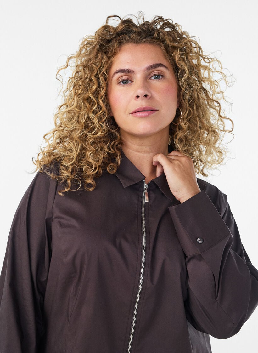 Kurzes Shirt mit Zwei-Wege-Rei&szlig;verschluss, Braun, Model