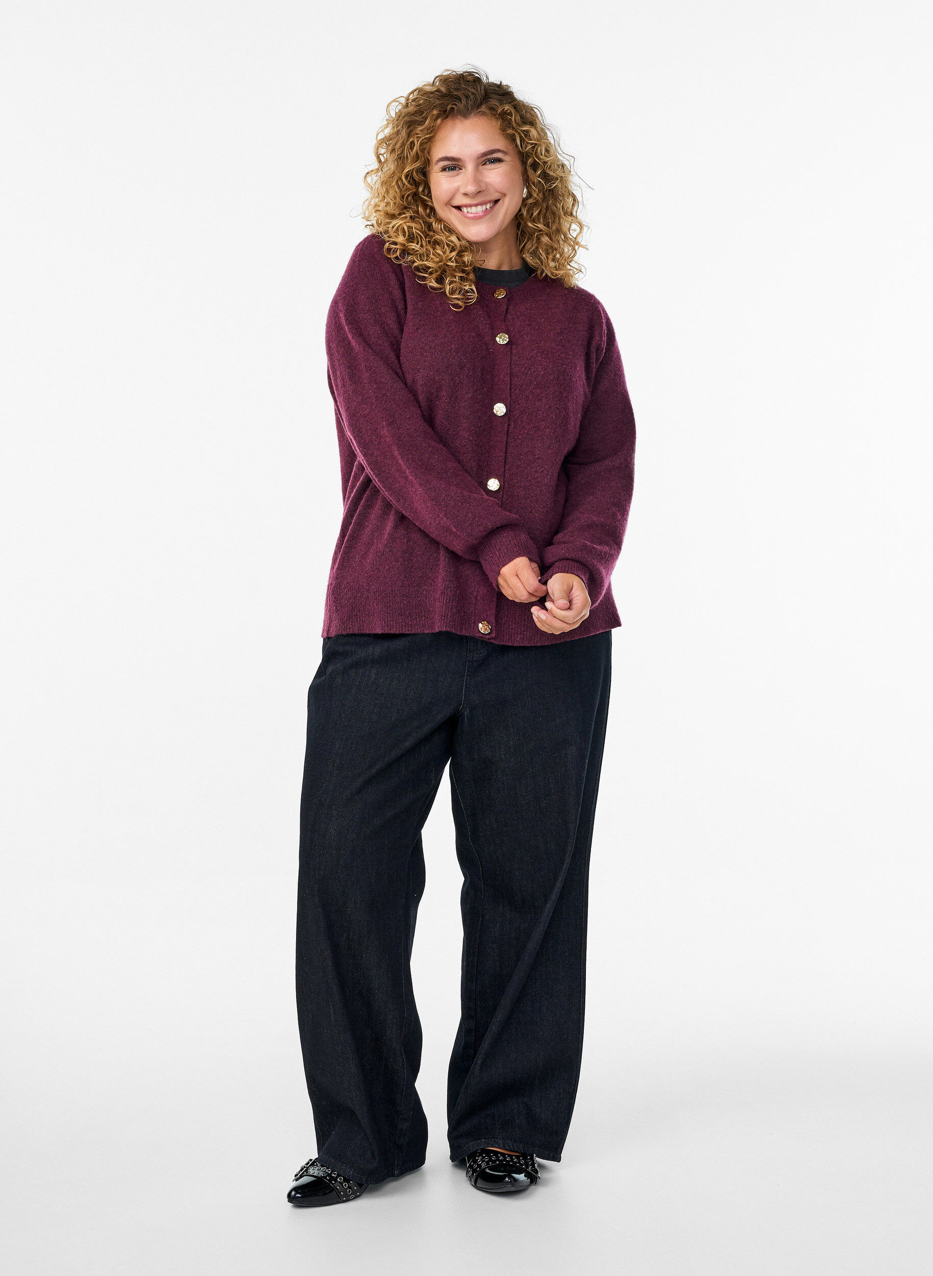 Zizzi Cardigan aus weichem Strick mit goldfarbenen Kn&ouml;pfen, Dunkles Bordeaux, Model image number 1