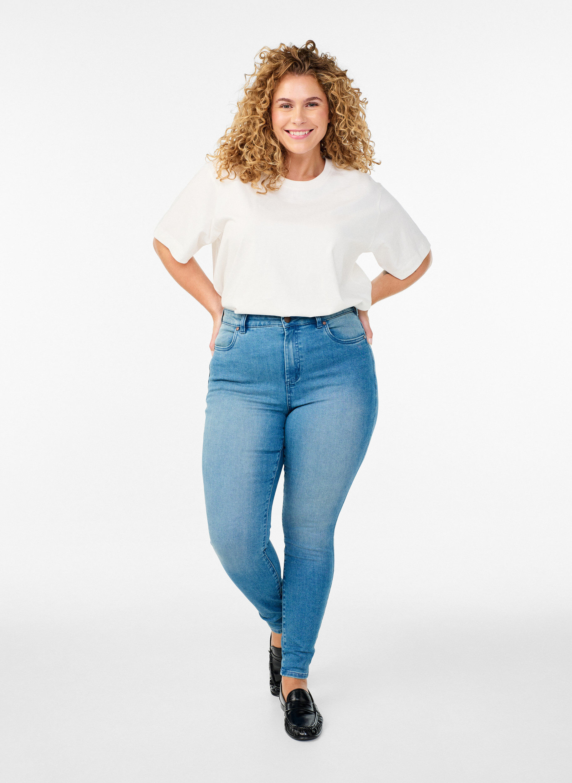 Hoch taillierte super Slim Amy Jeans, Blau, Model