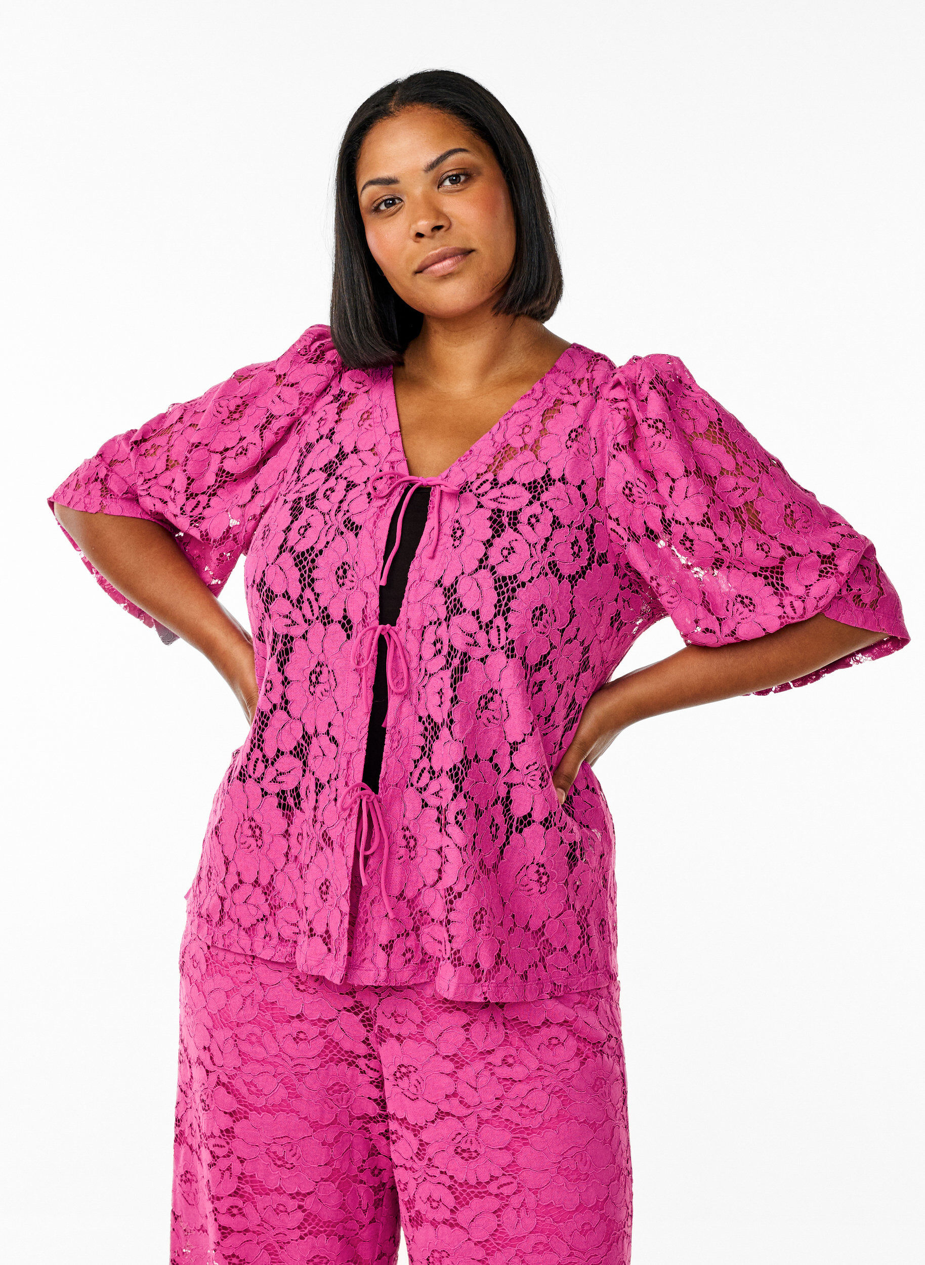 Zizzi Spitzenbluse mit 3/4-&Auml;rmeln und Schleifen auf der Vorderseite, Lila, Model image number 0