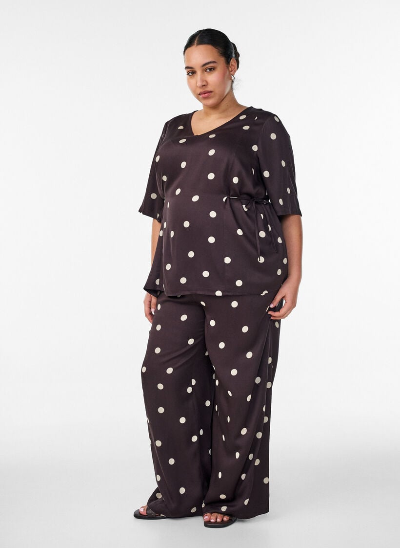 Hose aus Viskose mit Polka Dots und weitem Bein, Braun, Model