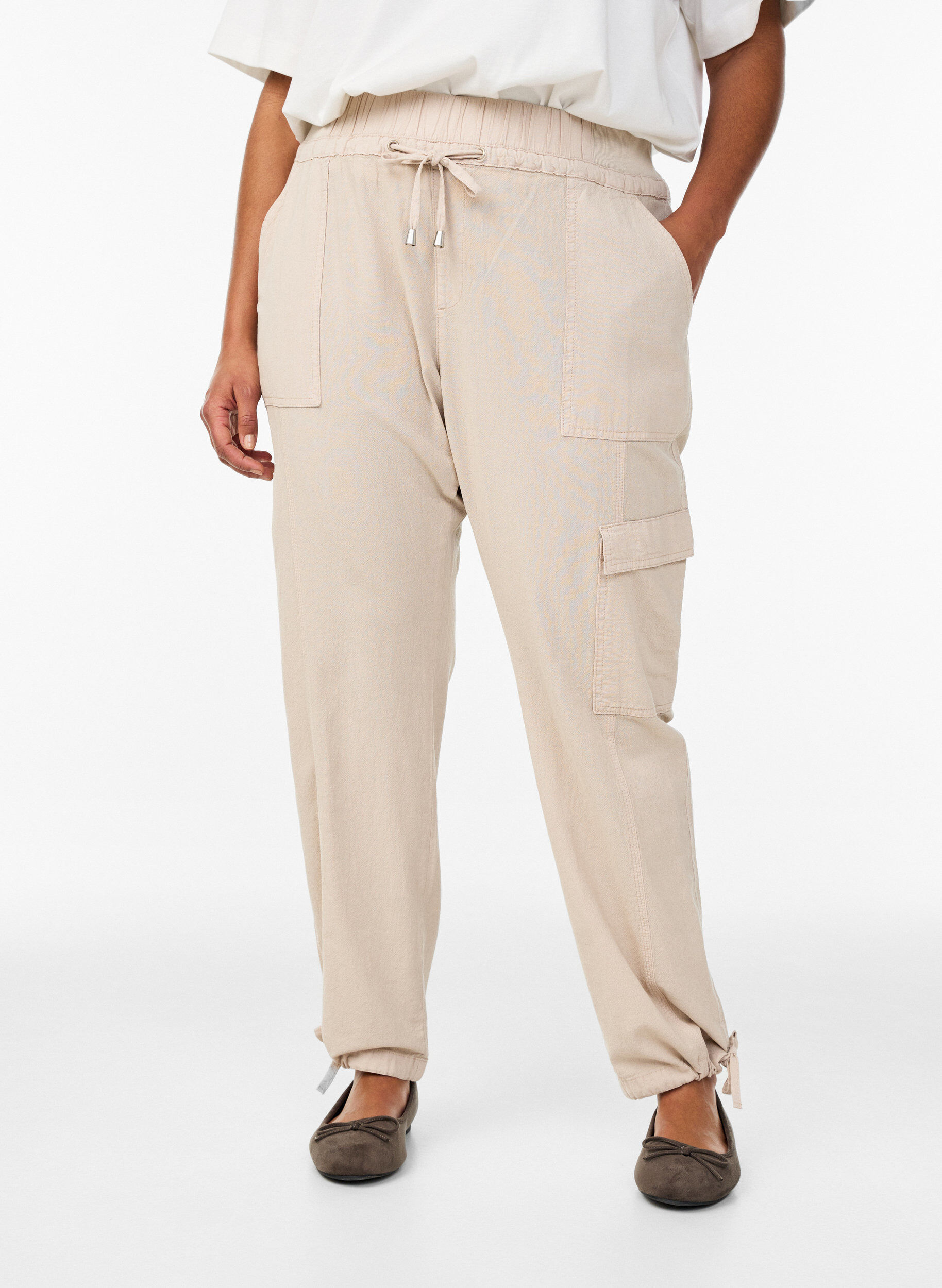 Zizzi Lockere Cargohose aus Baumwolle, Beige, Model image number 2