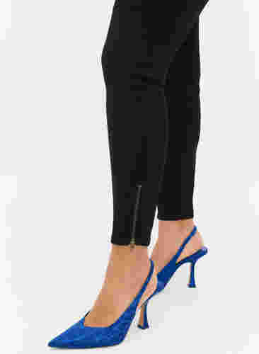 Cropped Amy Jeans mit Reißverschluss, Black denim, Model image number 2