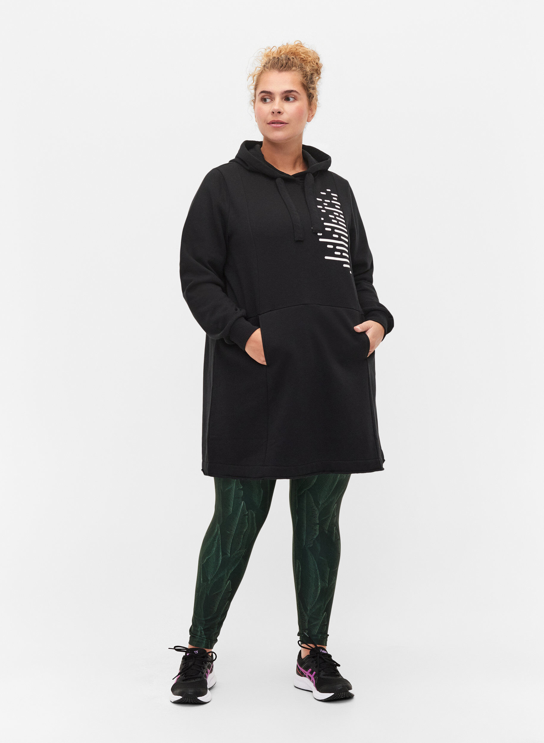 Zizzi Langes Sweatshirt mit Kapuze und Taschen, Black, Model image number 2