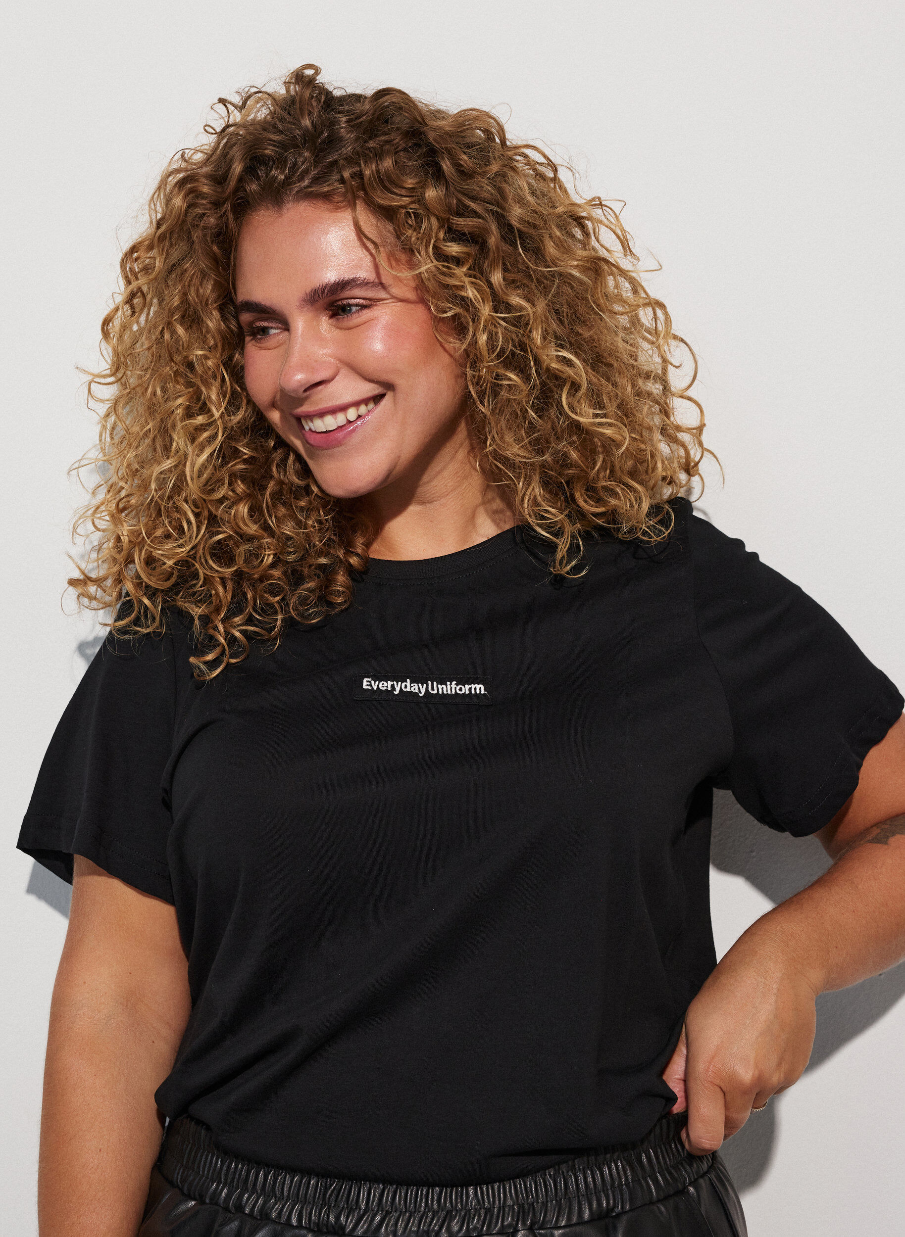 ZizziT-Shirt aus Baumwolle mit Text-Badge, Schwarz, Model image number 3