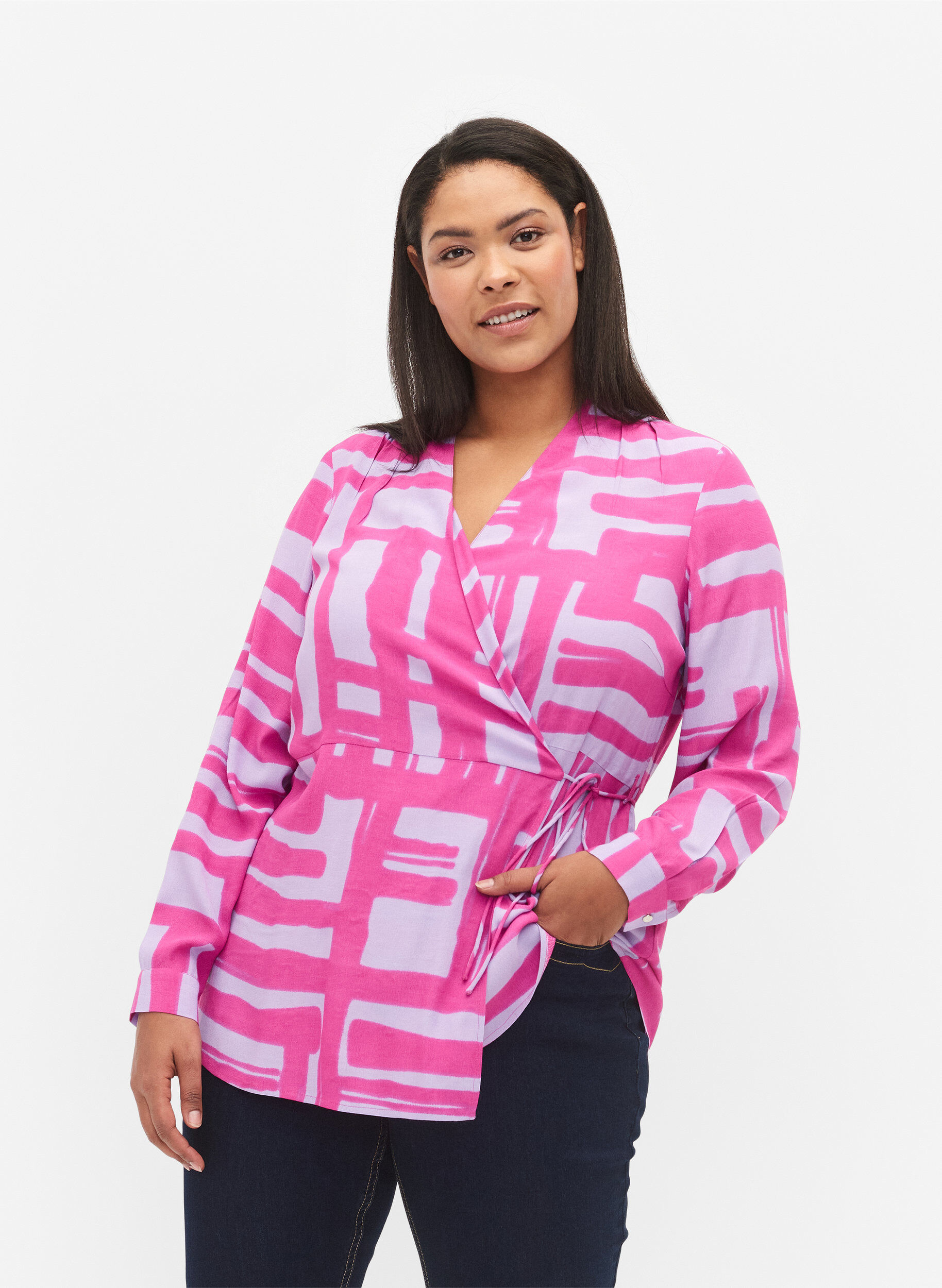 Zizzi Bedruckte Wickelbluse aus Viskose, Rose Violet AOP, Model image number 0
