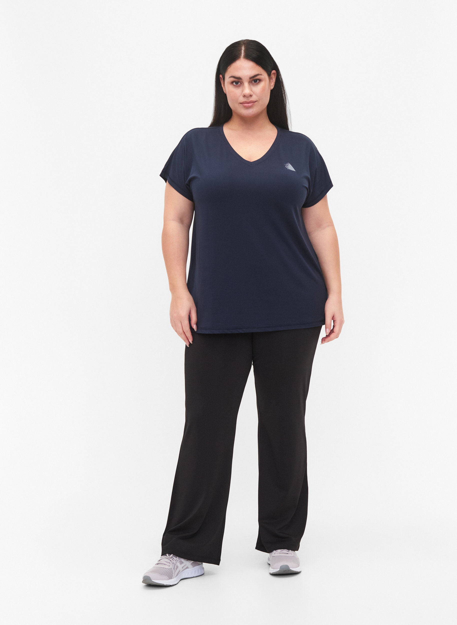 Zizzi Locker sitzendes Trainings-T-Shirt mit V-Ausschnitt, Blau, Model image number 1