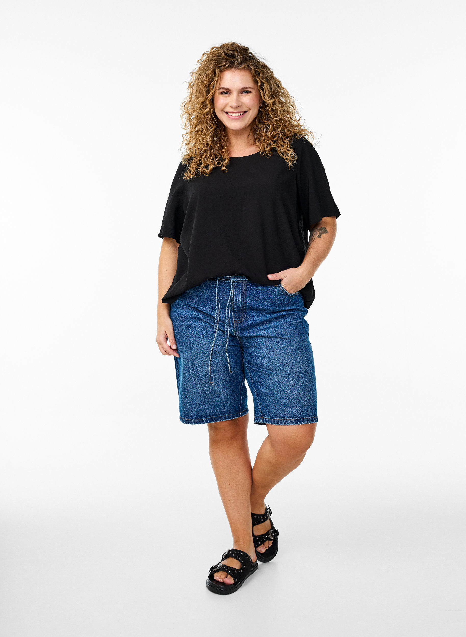 Zizzi Bluse mit kurzen &Auml;rmeln und elastischem Saum, Schwarz, Model image number 1
