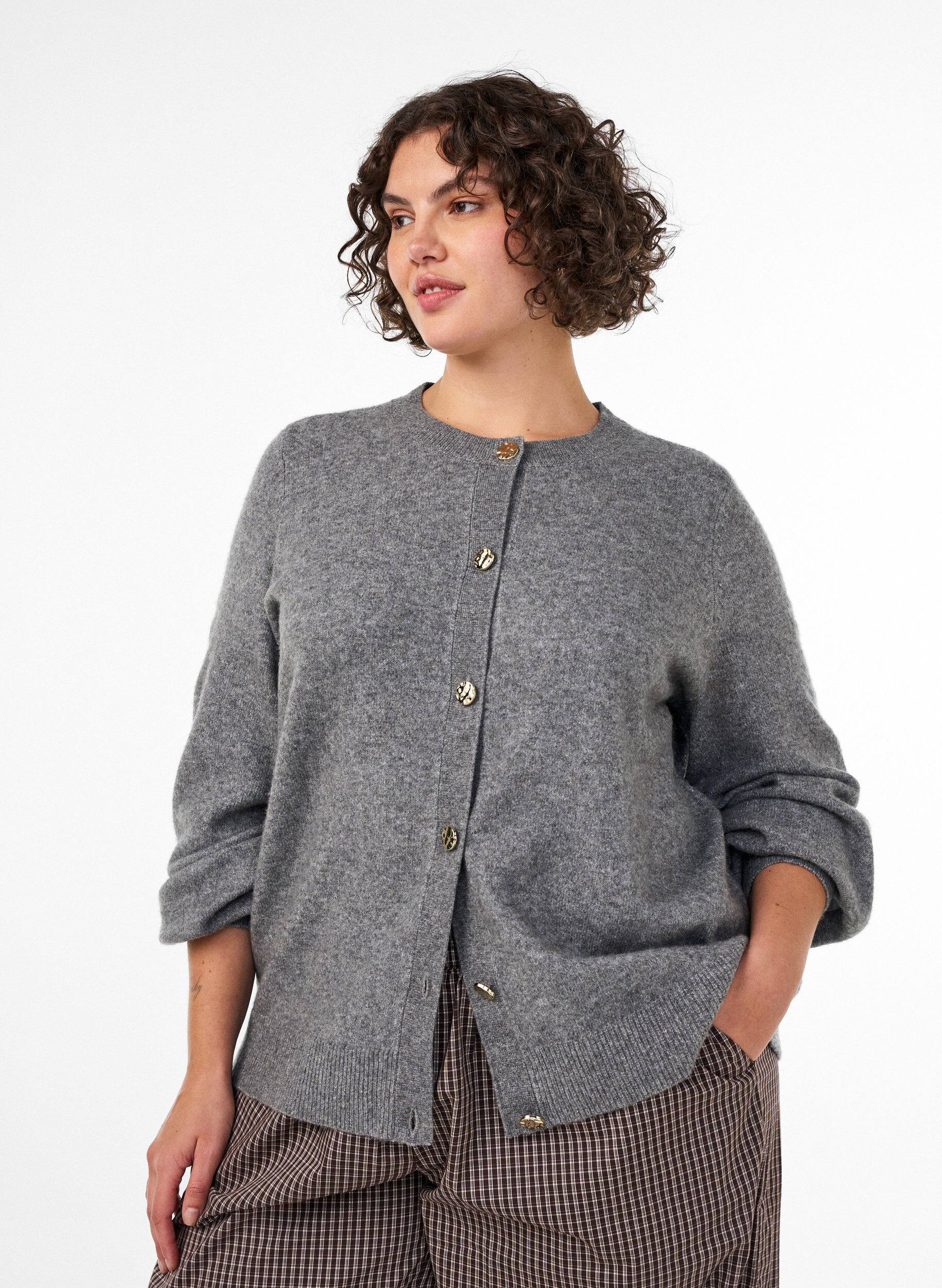 Strickjacke aus weichem Strick mit goldfarbenen Kn&ouml;pfen, Grau, Model