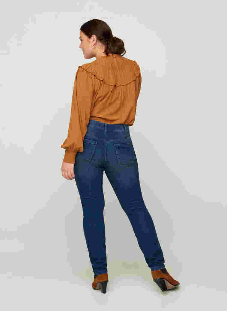 Sanna Jeans mit Reißverschlussdetails, Blue denim, Model