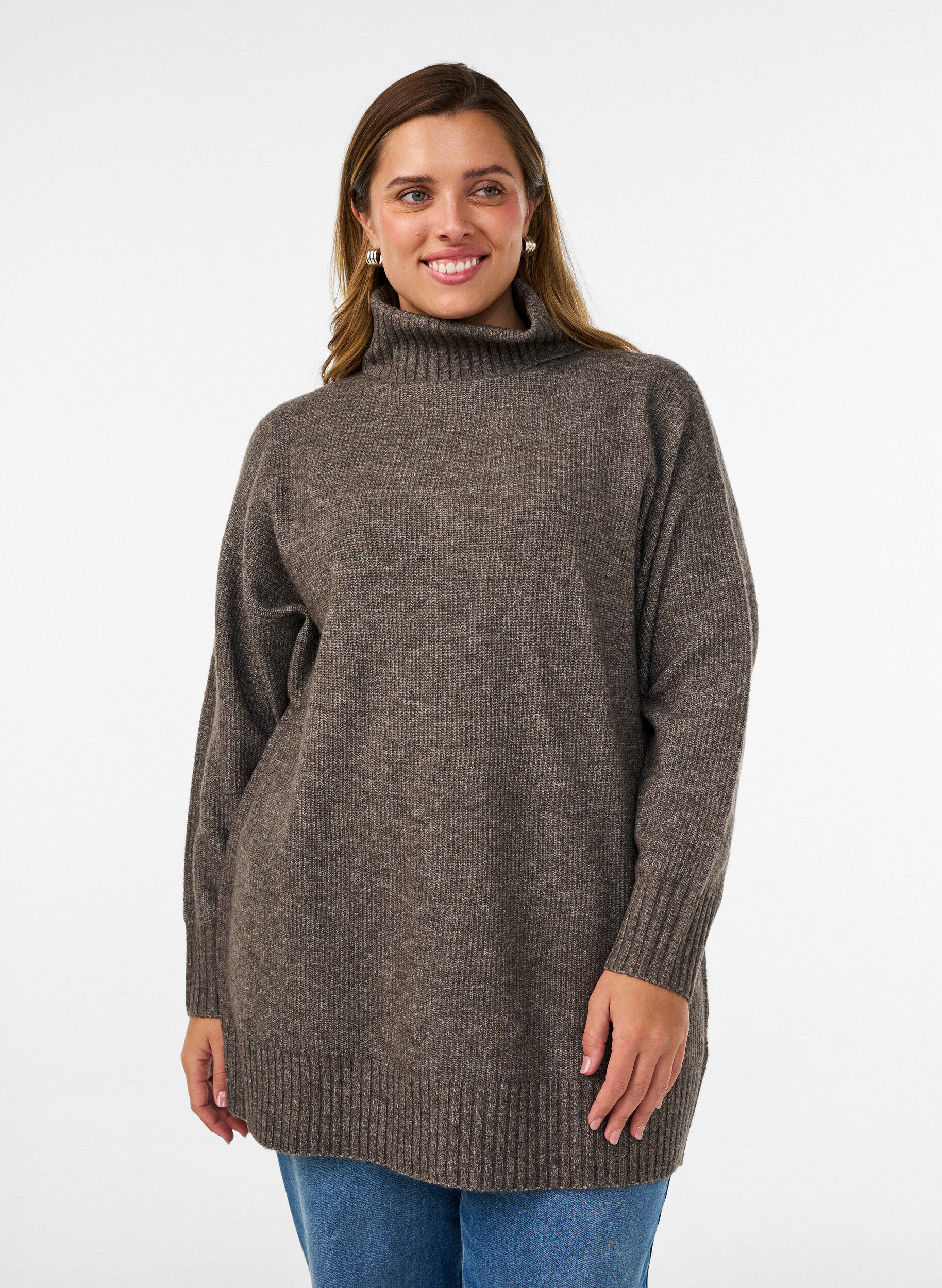 Locker gestrickter Pullover mit Rollkragen, Braun, Model