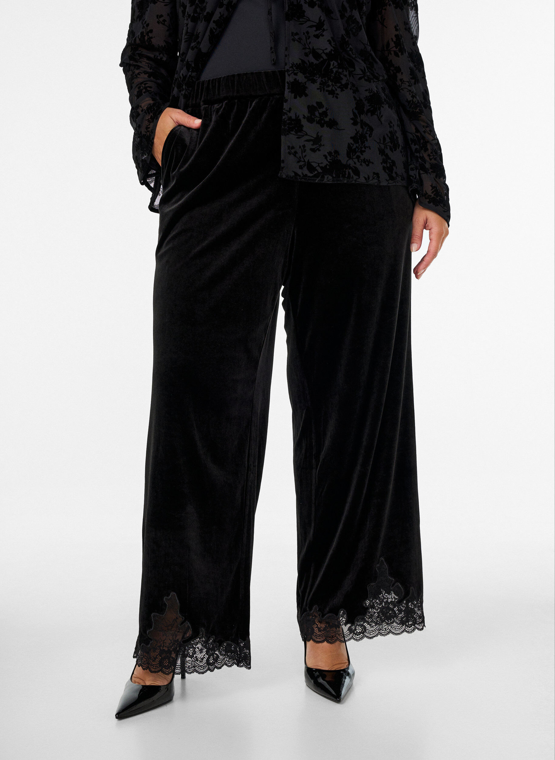 ZizziSamthose mit Spitzenbesatz und weitem Bein, Schwarz, Model image number 0