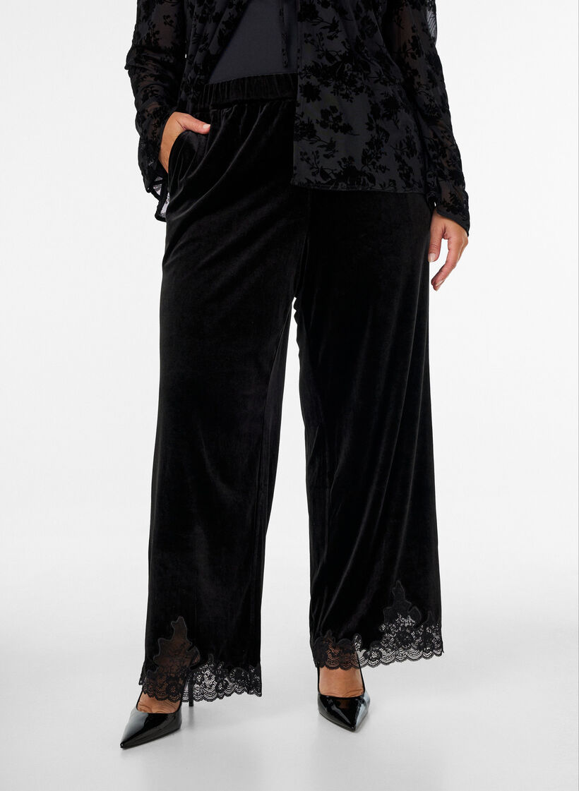 Samthose mit Spitzenbesatz und weitem Bein, Schwarz, Model image number 0