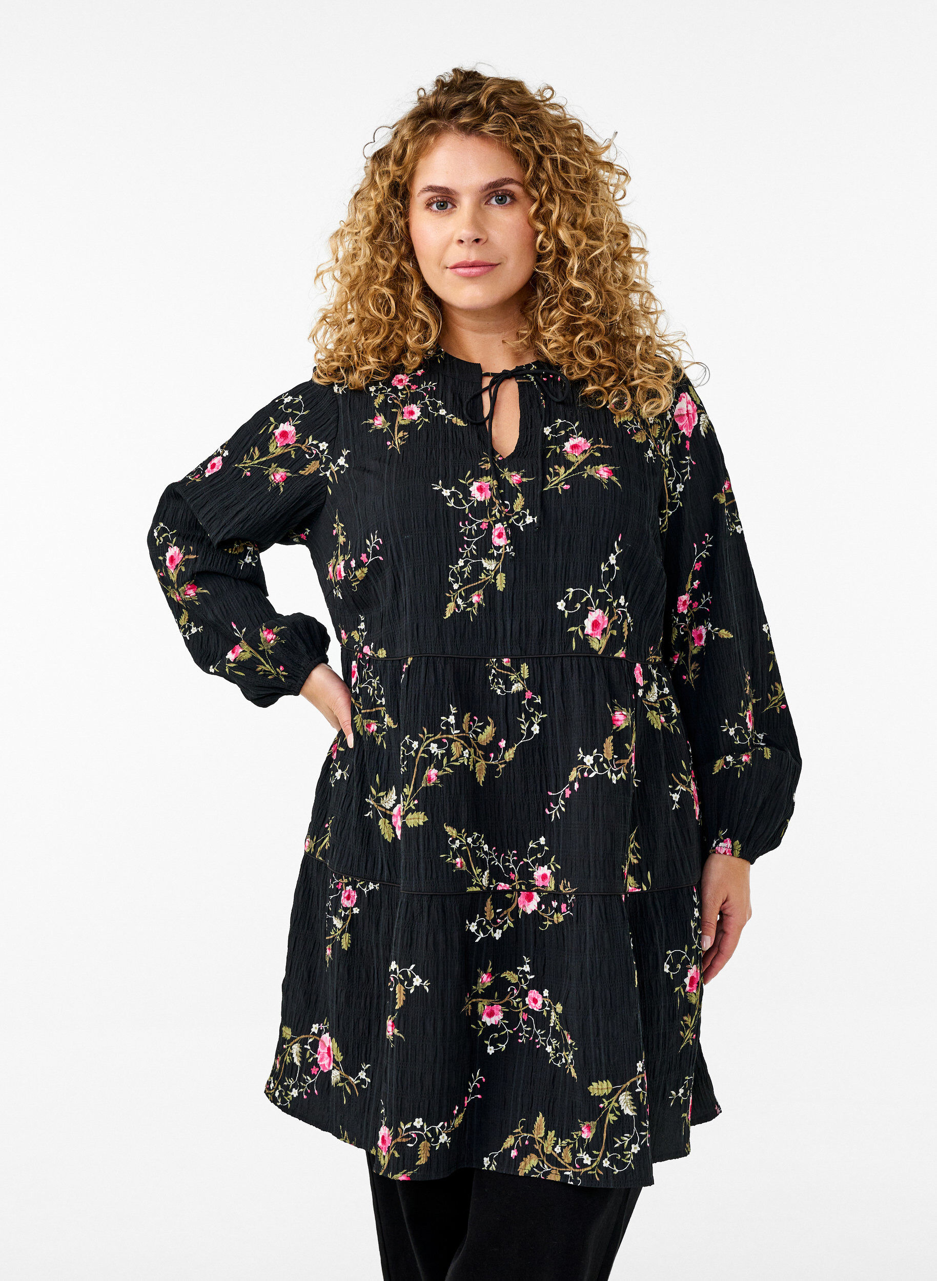 Zizzi Gebl&uuml;mtes Kleid mit Bindeverschluss, Schwarz, Model image number 0