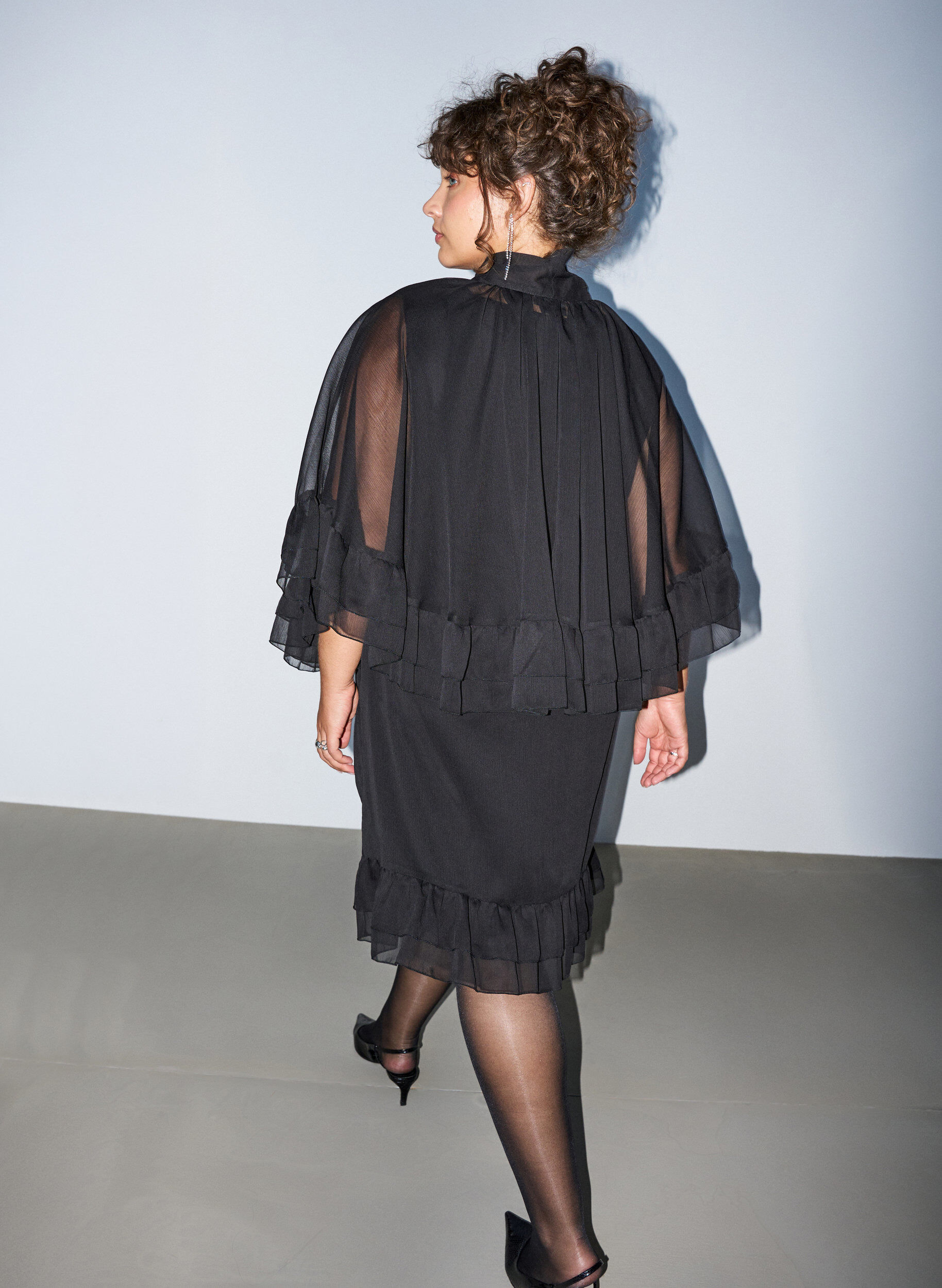 Zizzi&Auml;rmelloses Kleid mit Chiffon-Cape, Schwarz, Model image number 2