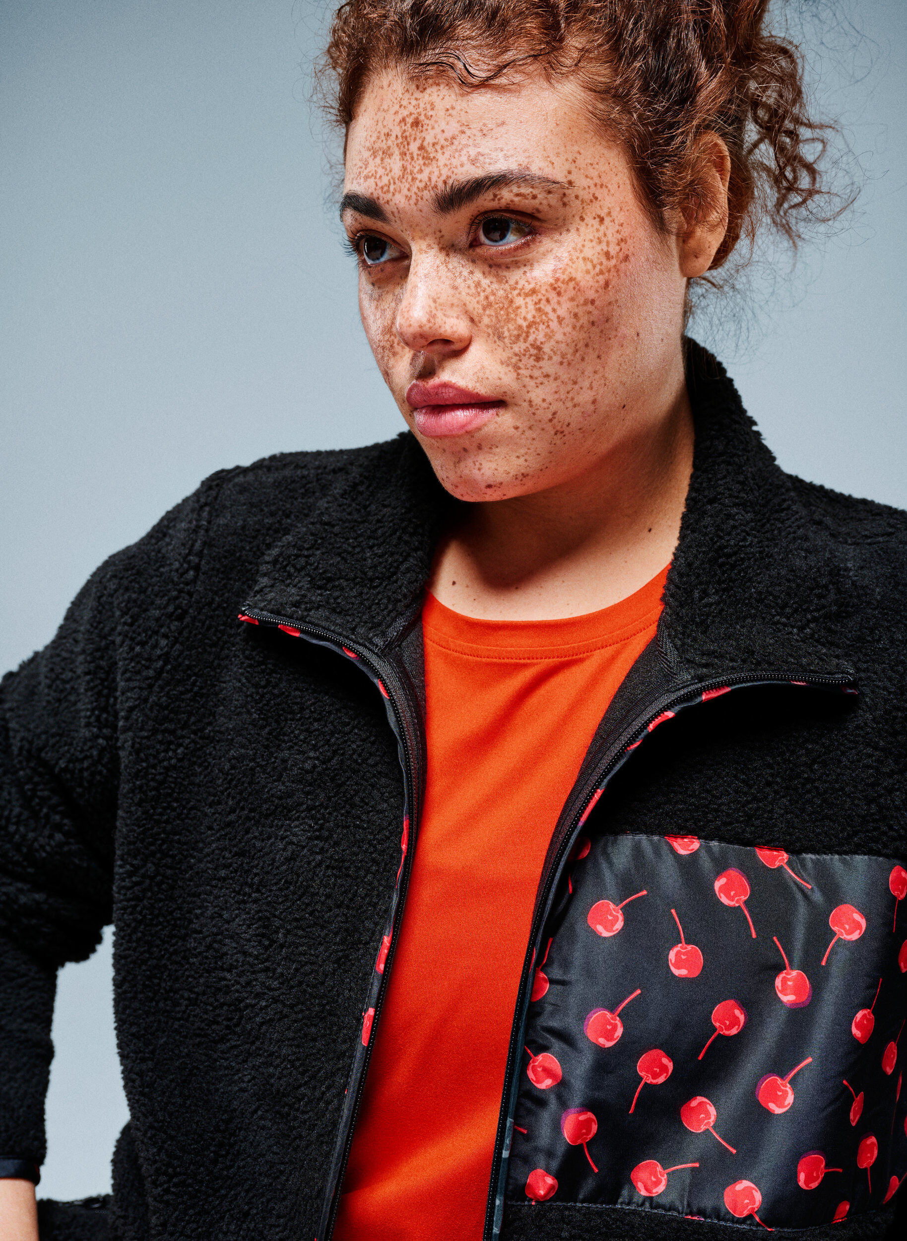 Jacke aus Teddyfleece mit Kirschdetails