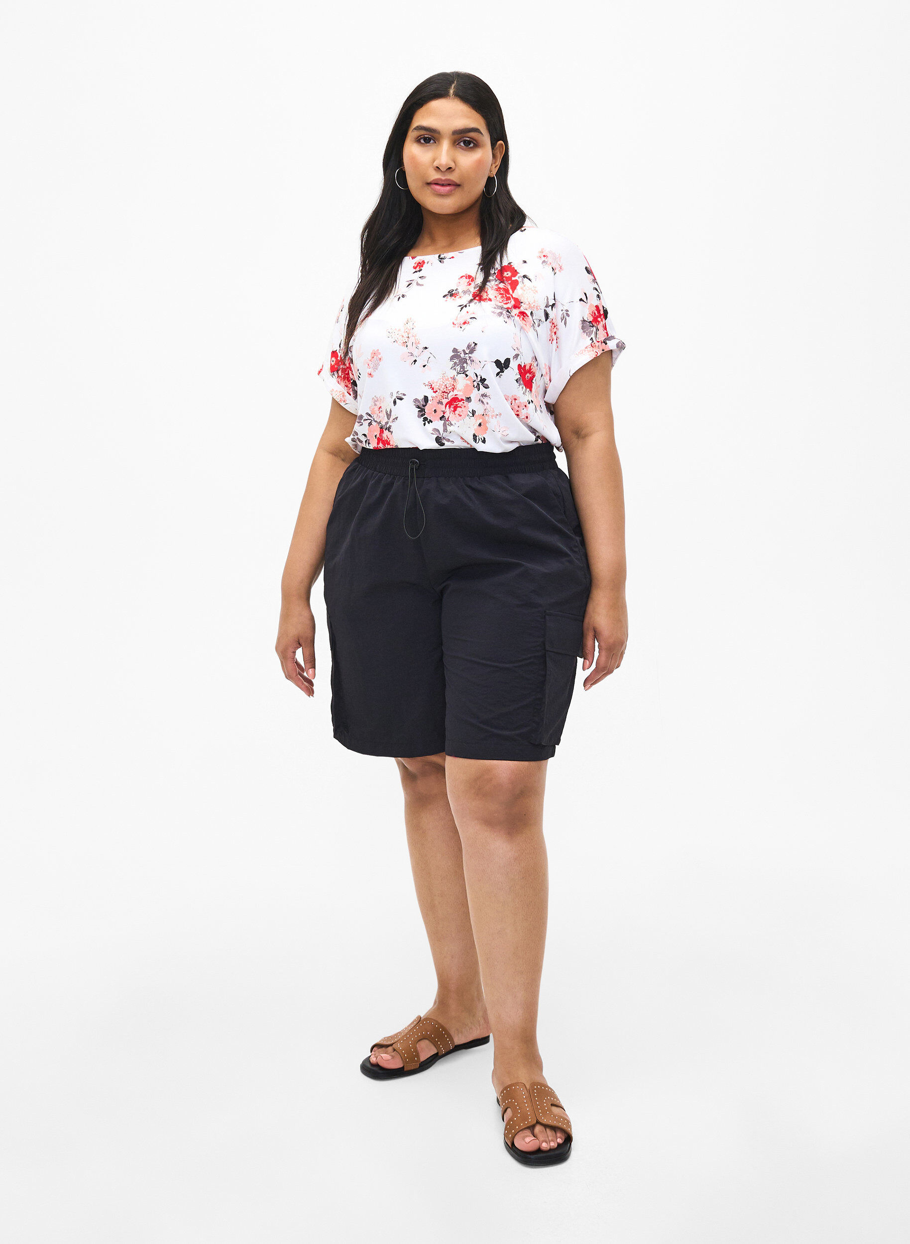 Zizzi Gebl&uuml;mte Bluse aus Viskose mit kurzen &Auml;rmeln, White AOP flower, Model image number 2