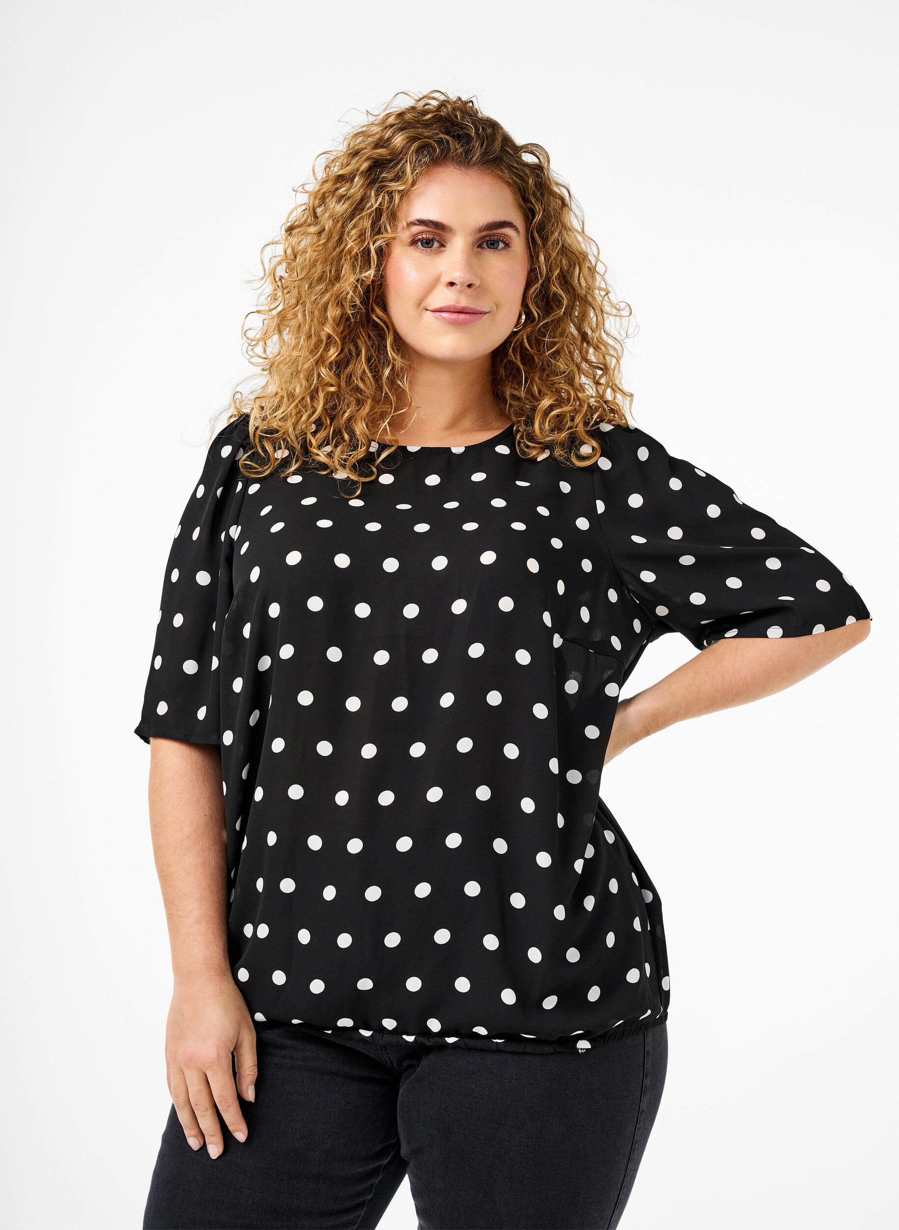Zizzi Gepunktete Bluse mit kurzen &Auml;rmeln, Black W. White Dot, Model image number 0