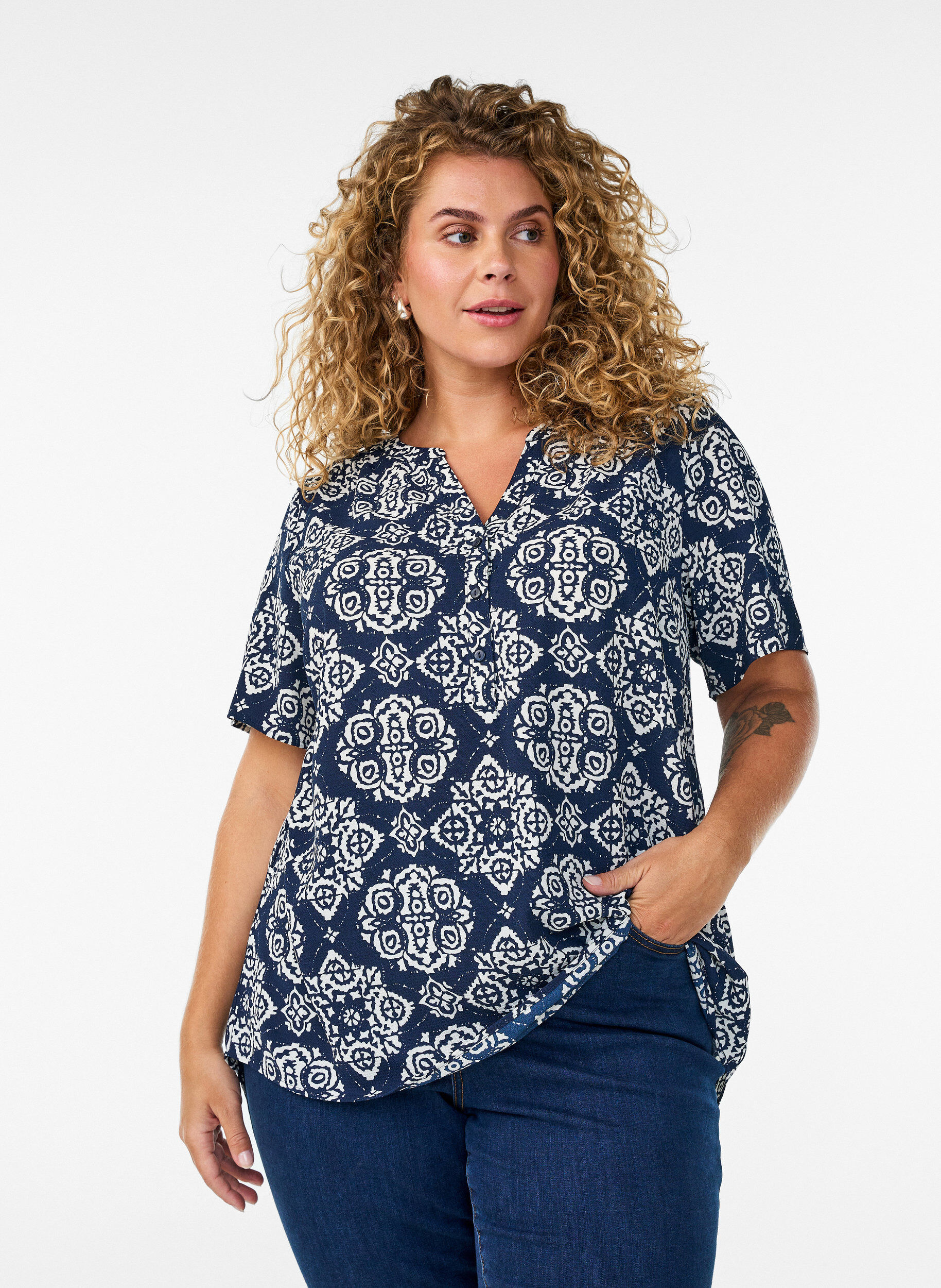 Bluse mit kurzen &Auml;rmeln und V-Ausschnitt, Blau, Model